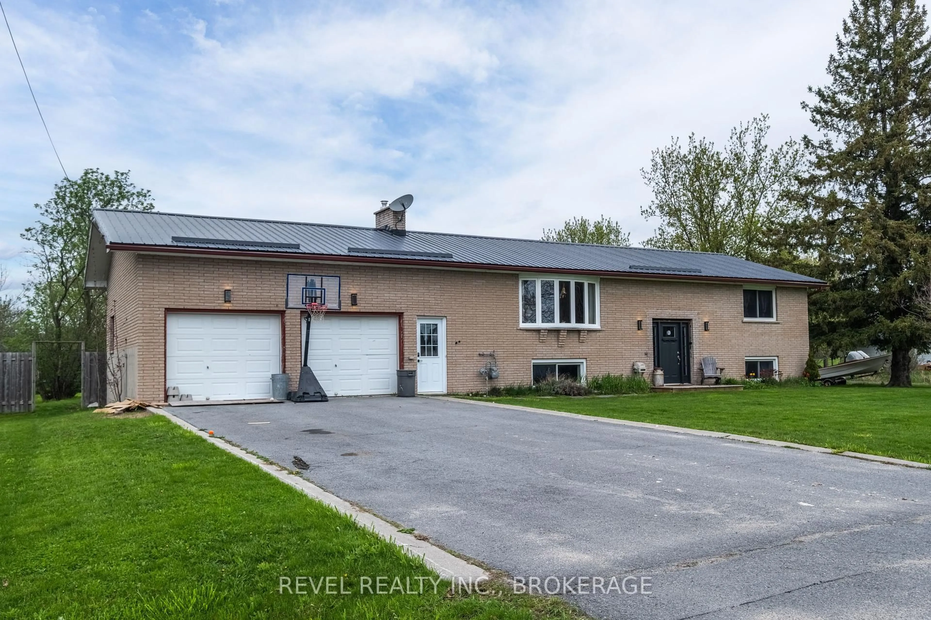 Home with vinyl exterior material, street for 1355 Sunnyside Rd, Kingston Ontario K7L 4V4
