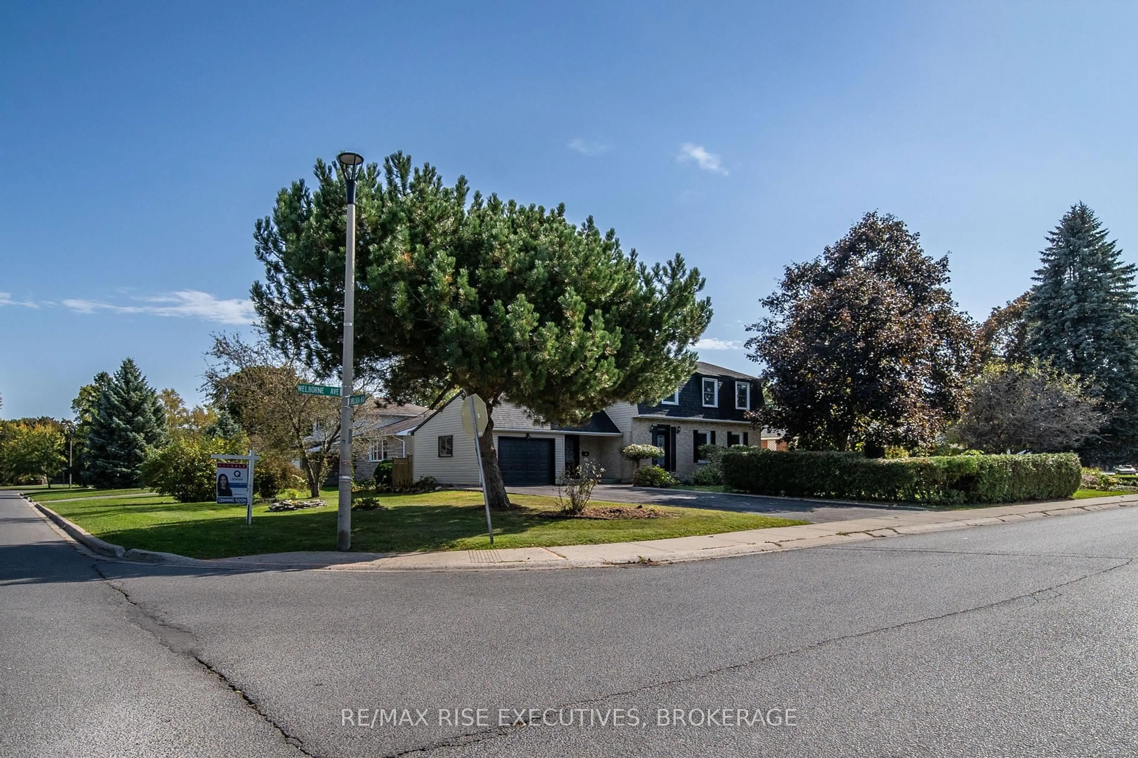 A pic from outside/outdoor area/front of a property/back of a property/a pic from drone, street for 282 WELBORNE Ave, Kingston Ontario K7M 4G6
