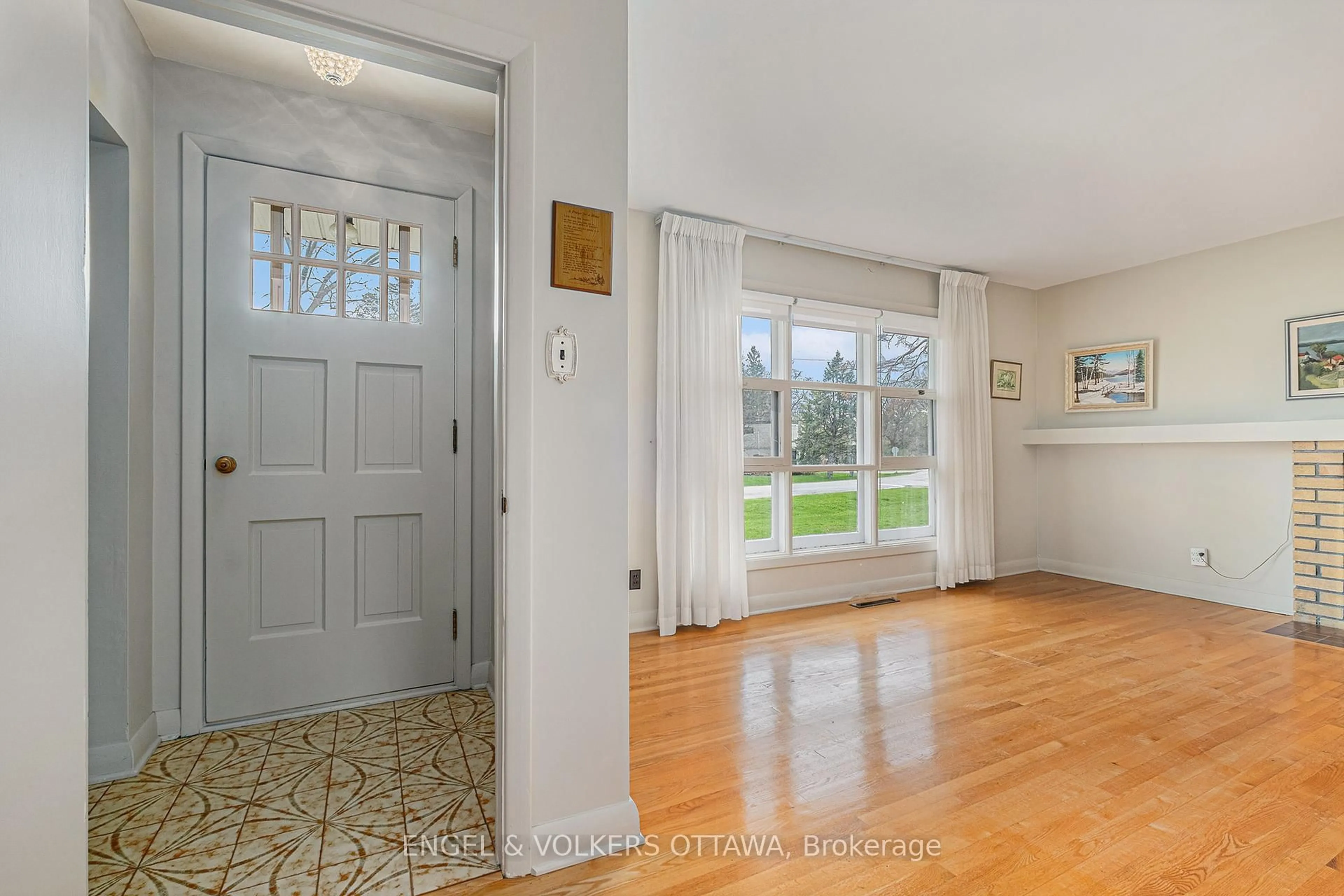 Indoor entryway for 5491 West River Dr, Manotick Ontario K4M 1G8