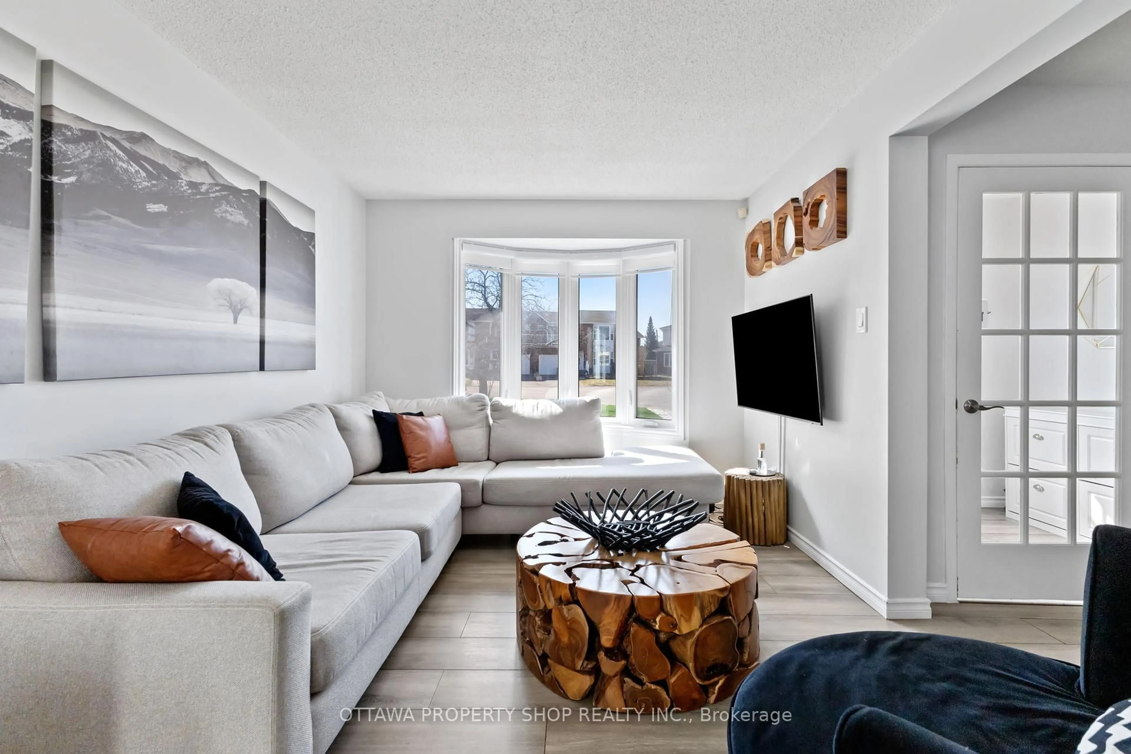 Living room with furniture, unknown for 2837 Gothwood Pl, Ottawa Ontario K1T 2V4