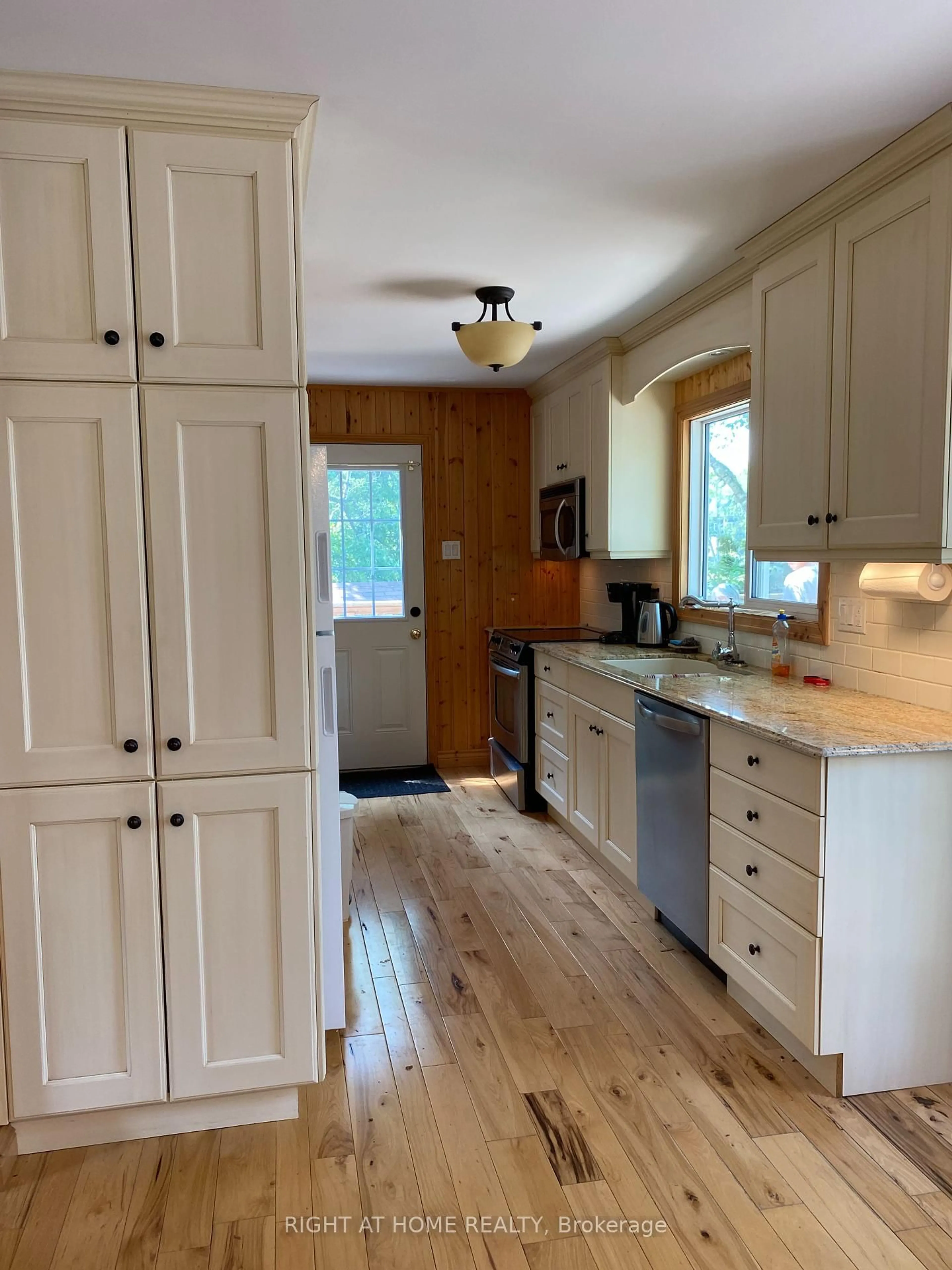 Open concept kitchen, wood/laminate floor for 104 Lakeside Dr, McKellar Ontario P2A 0B4