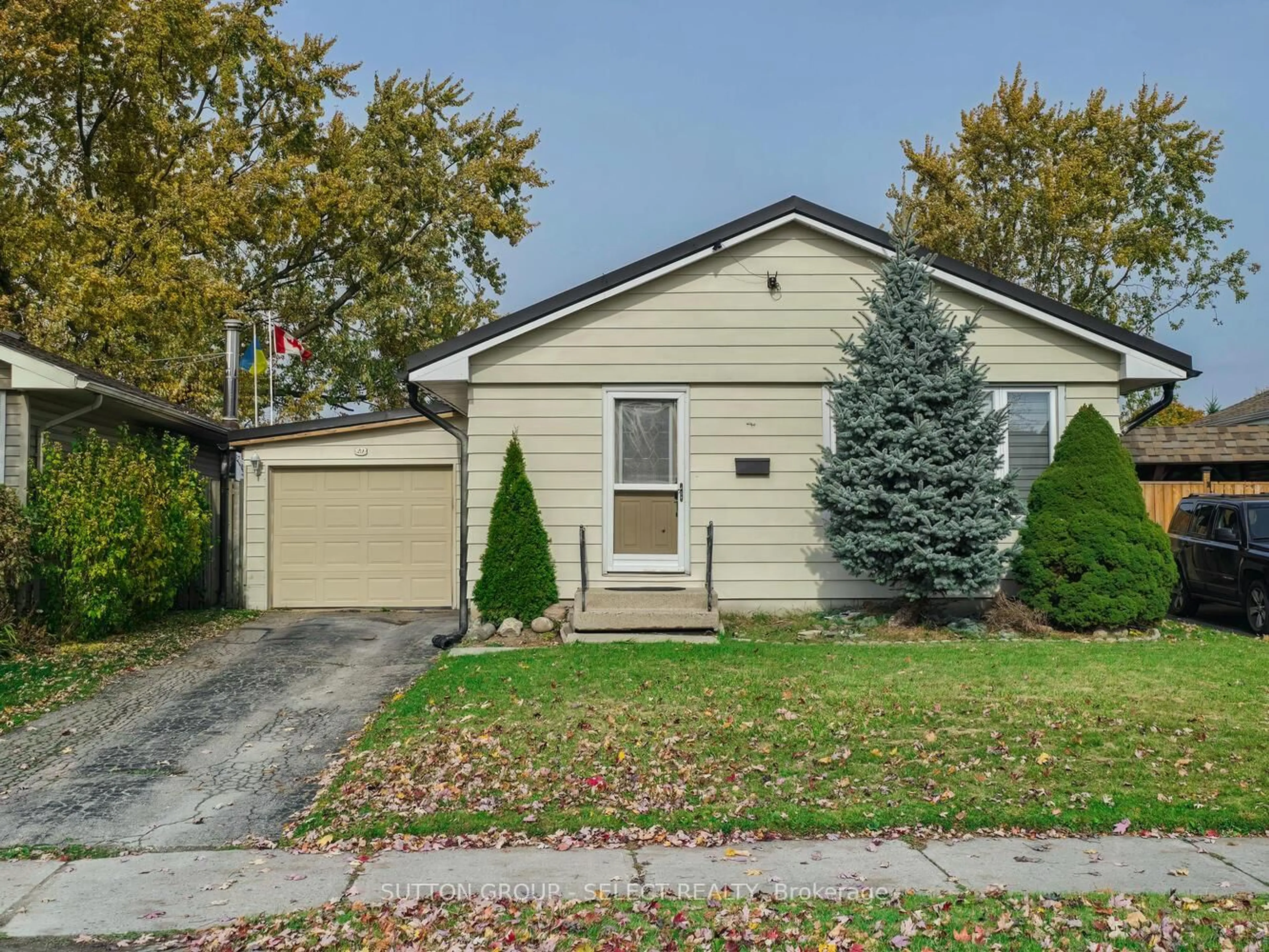 Home with vinyl exterior material, street for 20 Dow Rd, London South Ontario N6E 1E9
