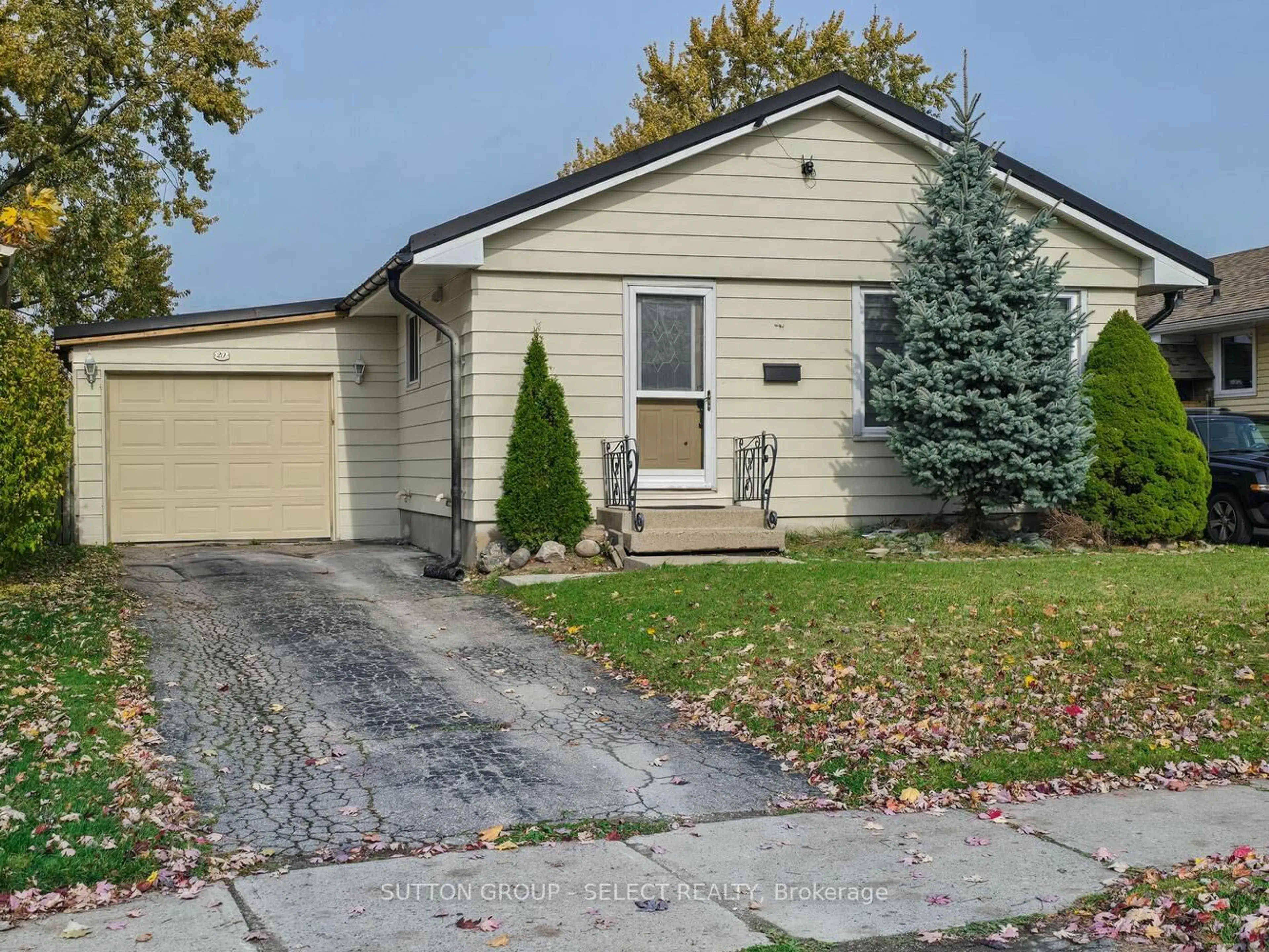Home with vinyl exterior material, street for 20 Dow Rd, London South Ontario N6E 1E9