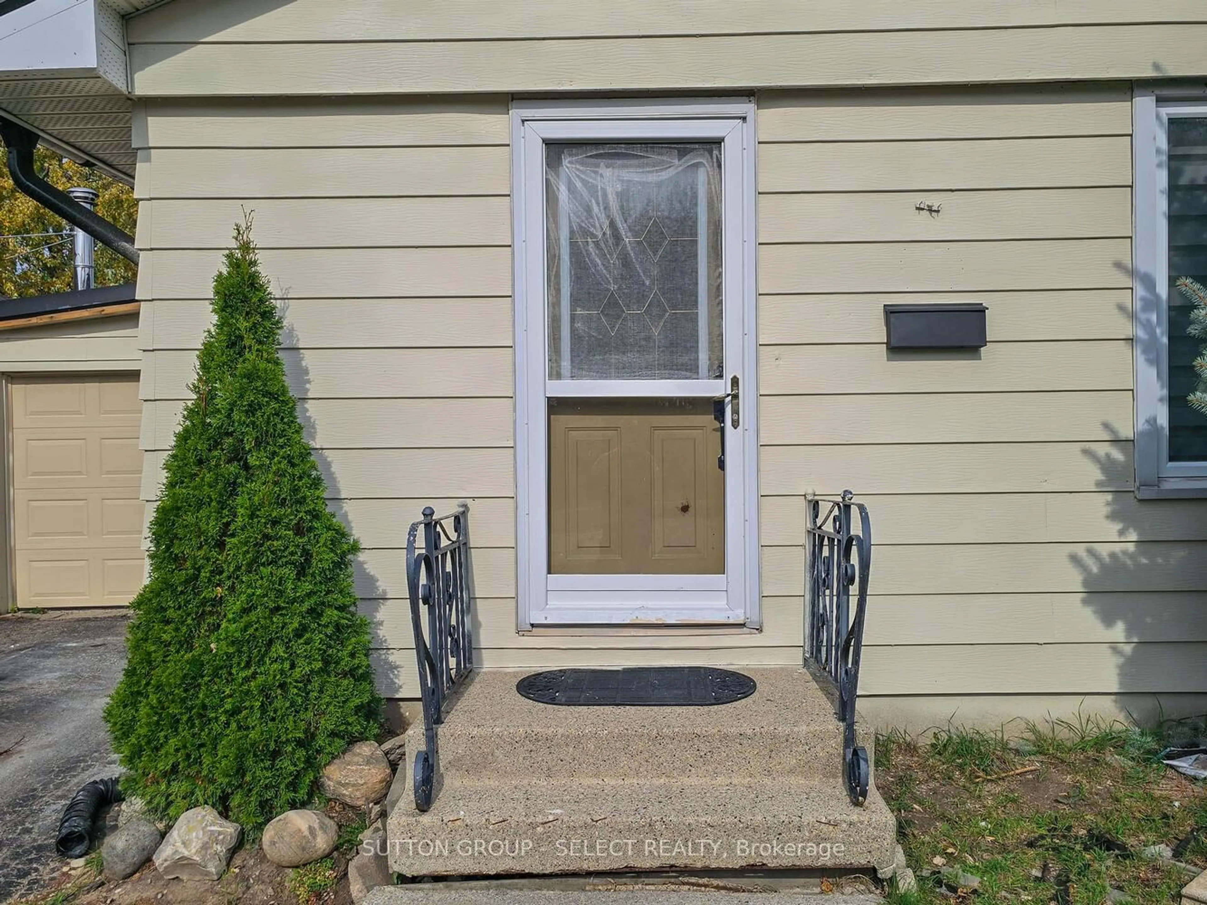 Indoor entryway for 20 Dow Rd, London South Ontario N6E 1E9