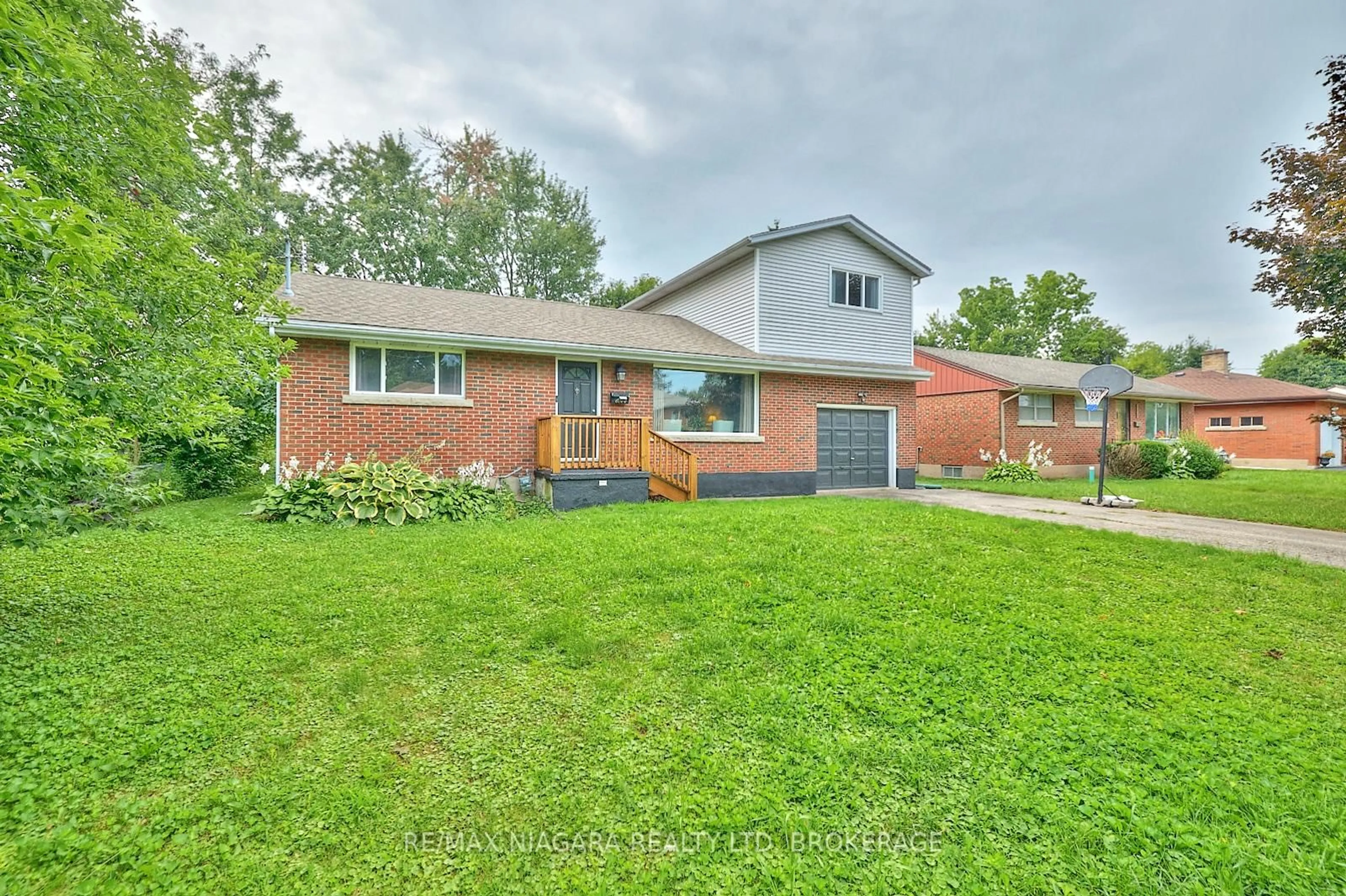 Home with brick exterior material, street for 6100 Sidney St, Niagara Falls Ontario L2E 3A1