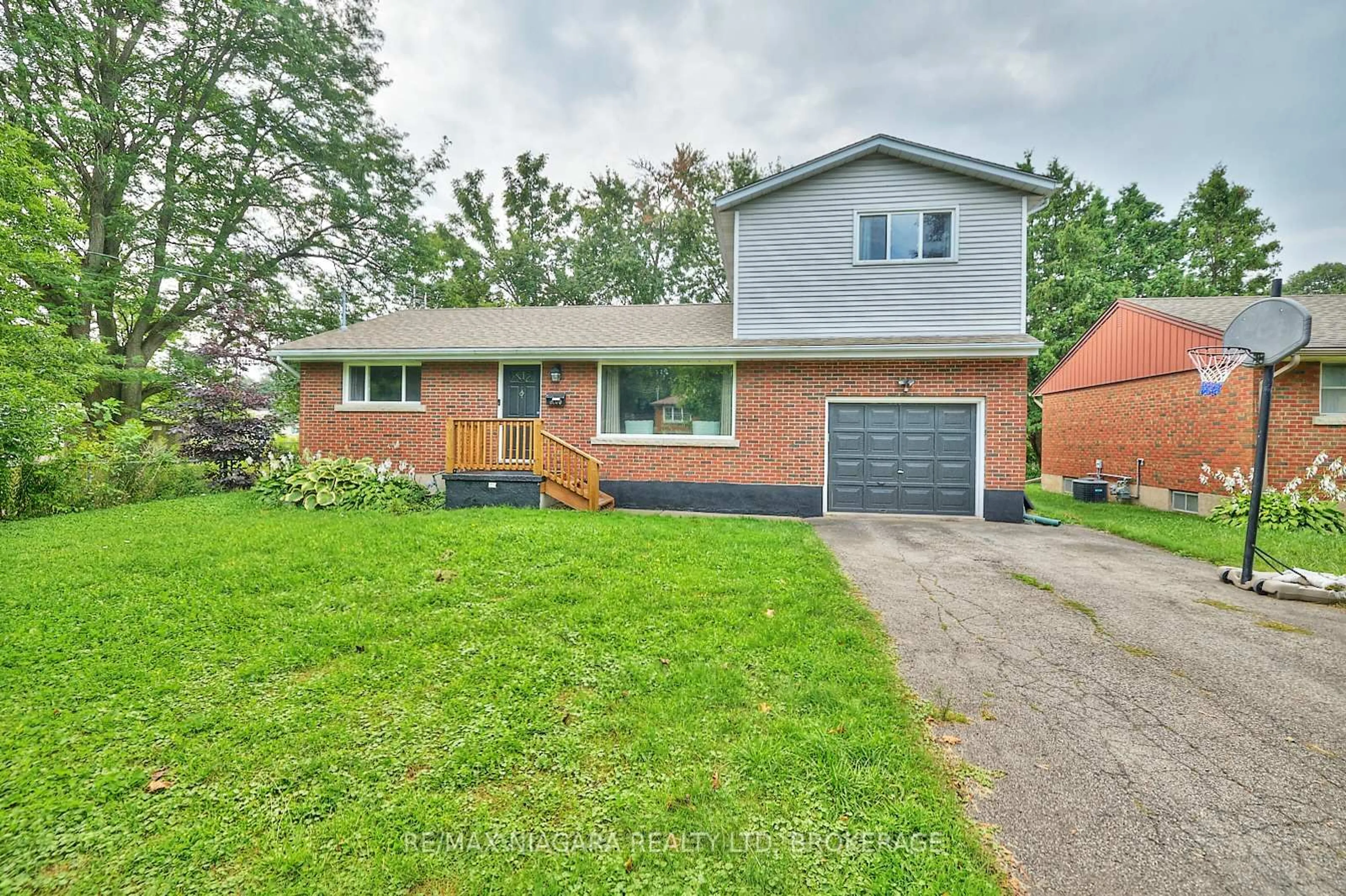 Home with brick exterior material, street for 6100 Sidney St, Niagara Falls Ontario L2E 3A1
