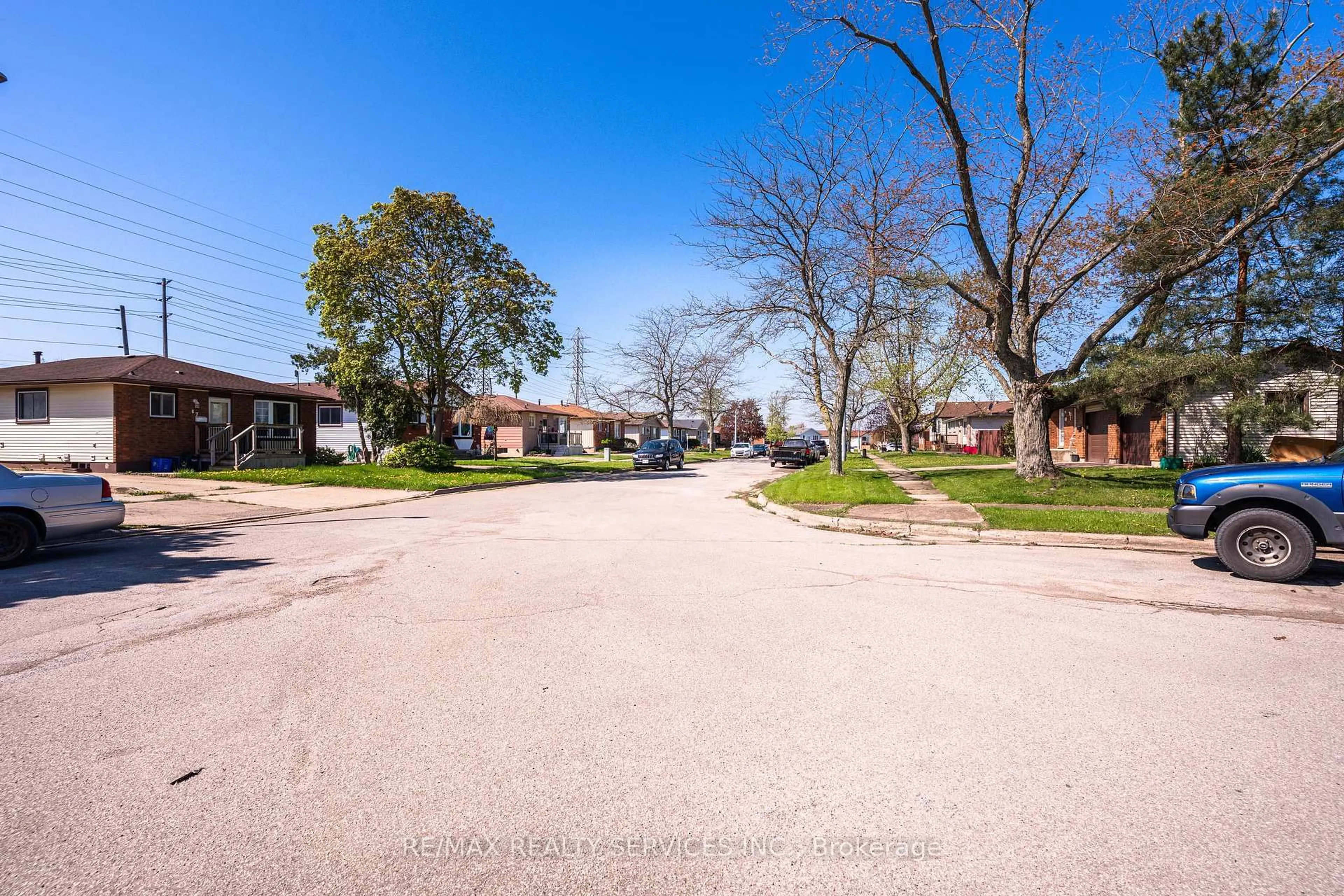 Patio, street for 50 Chantal Crt, Welland Ontario L3B 5V3