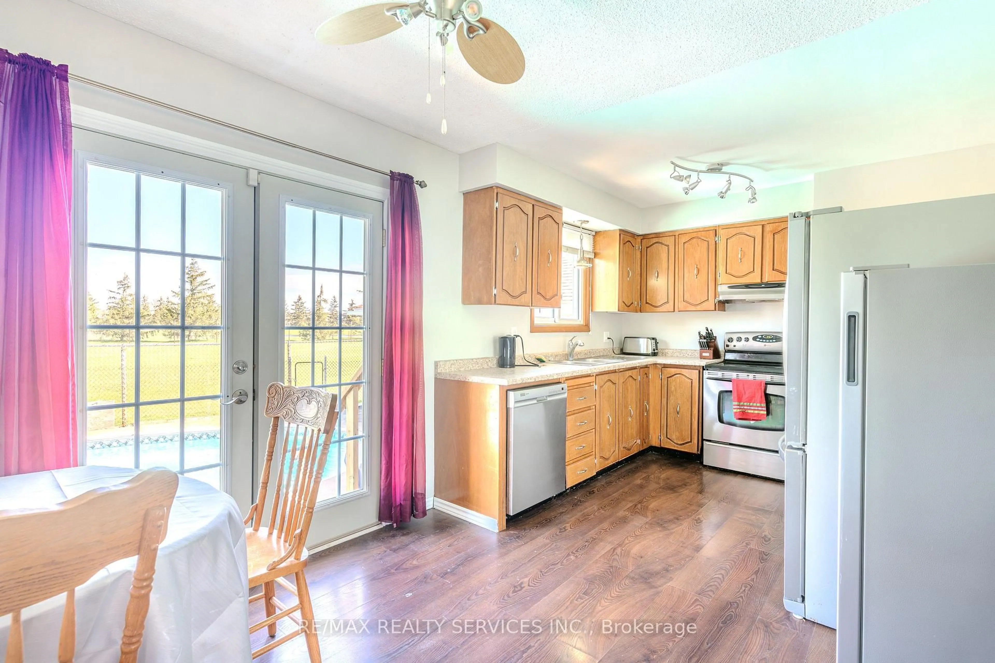 Open concept kitchen, wood/laminate floor for 50 Chantal Crt, Welland Ontario L3B 5V3
