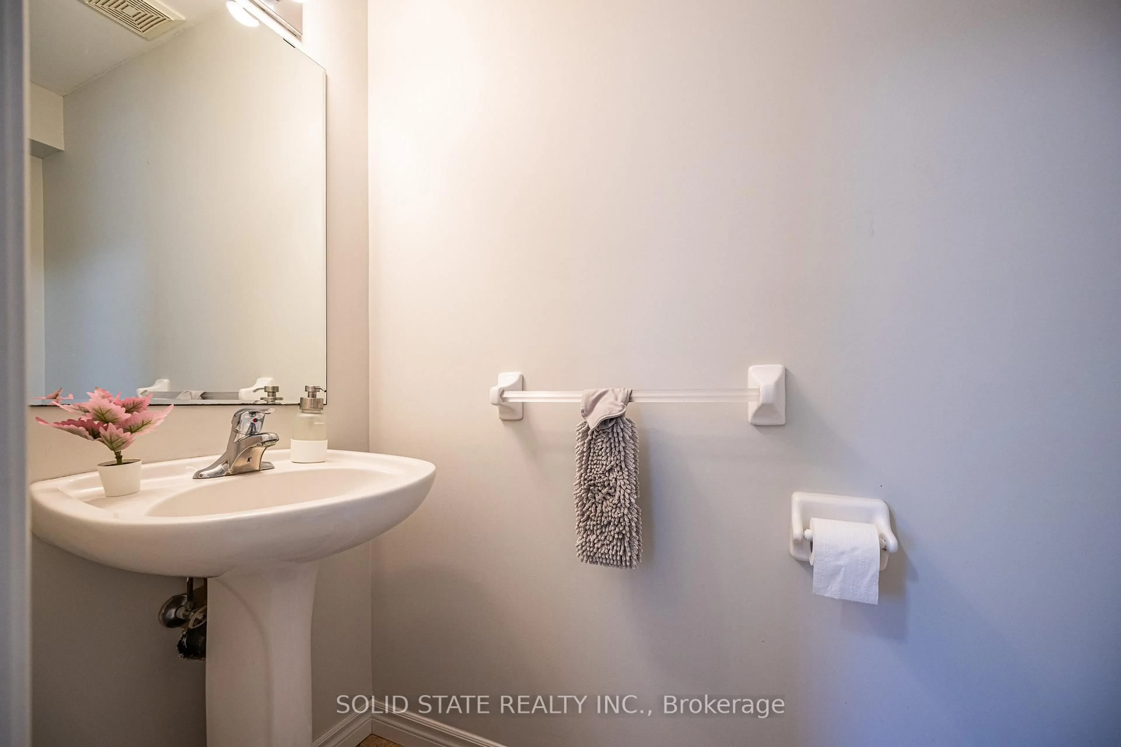 Standard bathroom, ceramic/tile floor for 17 Darnell Rd, Guelph Ontario N1G 5K4