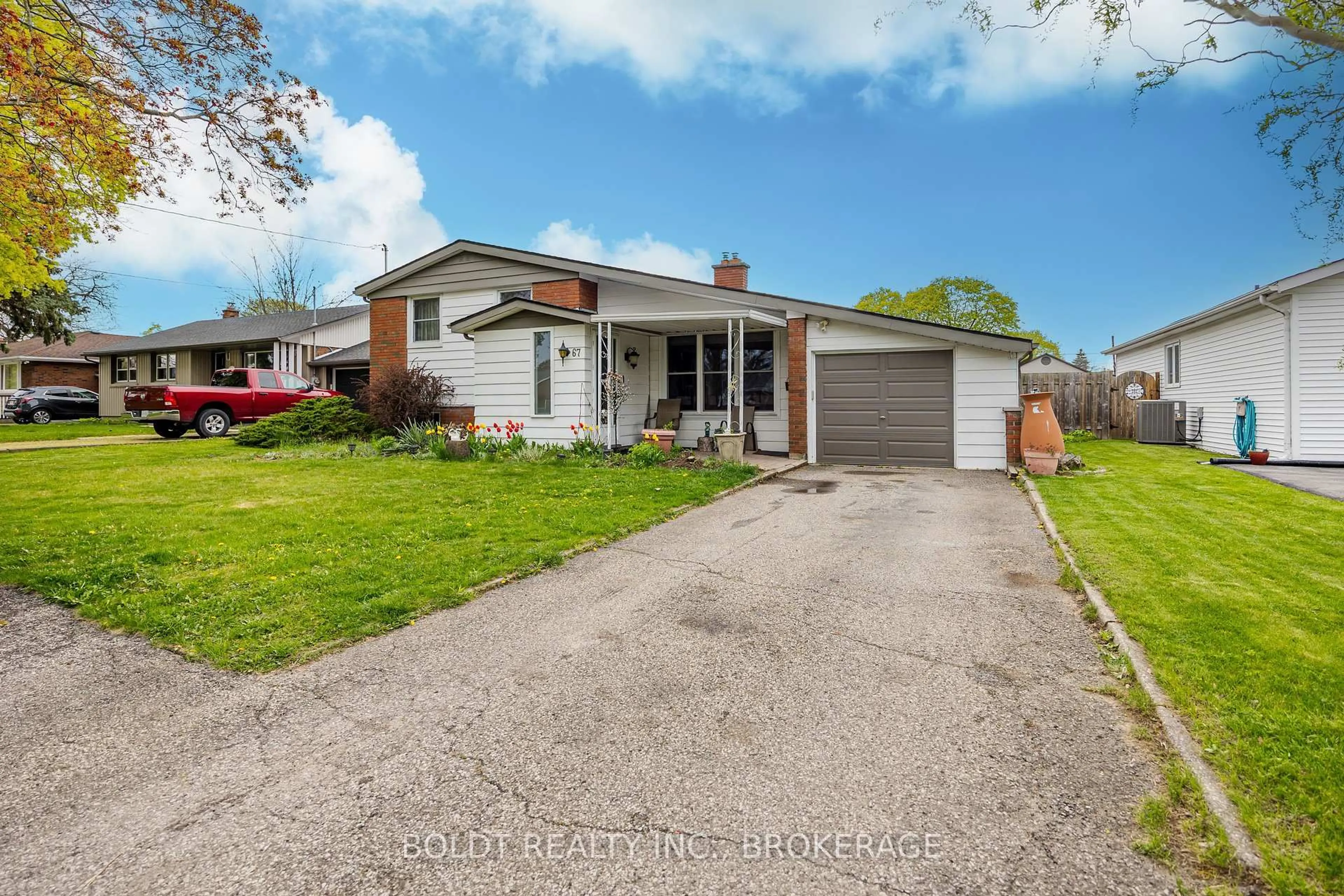 A pic from outside/outdoor area/front of a property/back of a property/a pic from drone, street for 67 Wakelin Terr, St. Catharines Ontario L2M 4K8