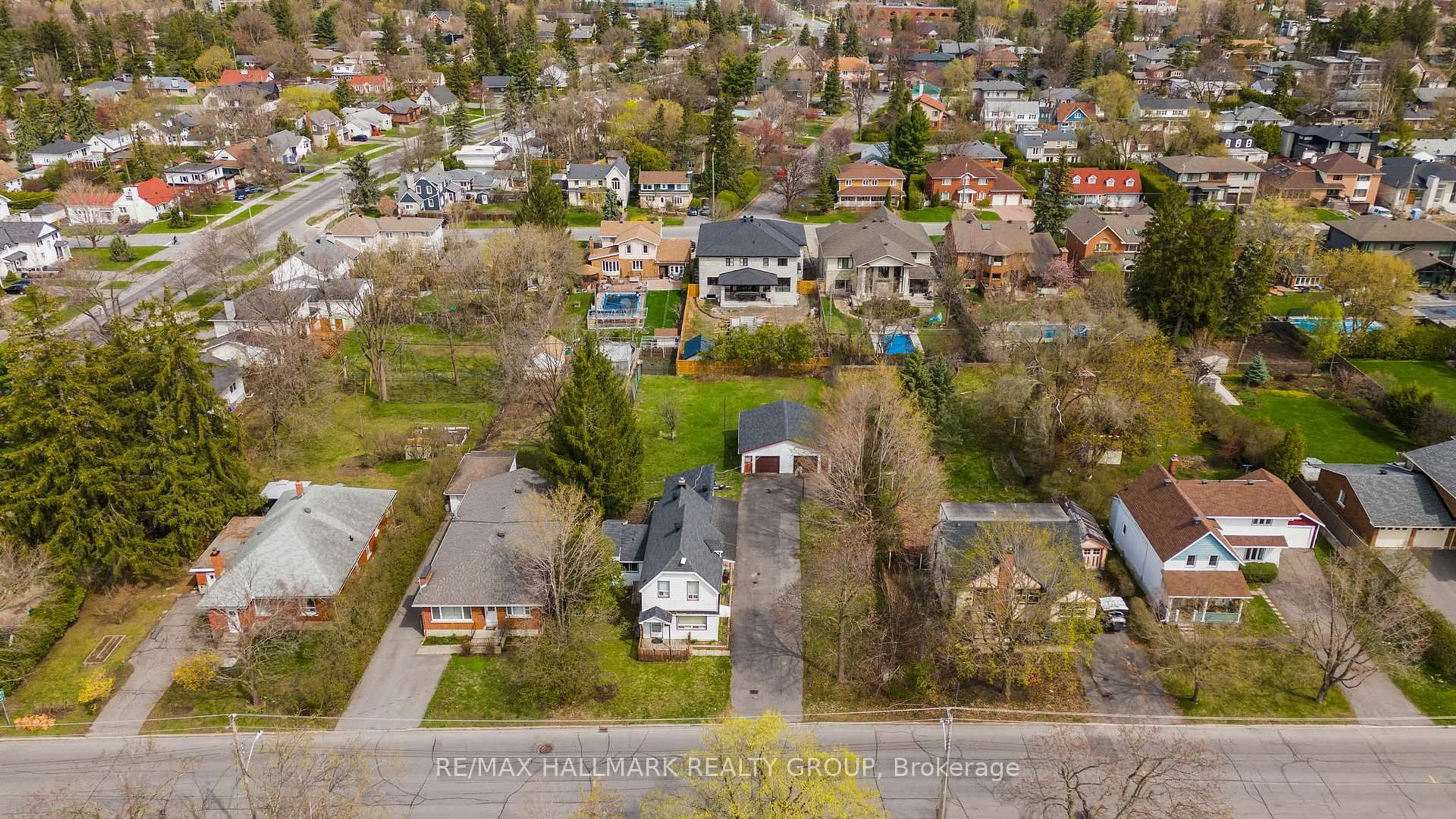 A pic from outside/outdoor area/front of a property/back of a property/a pic from drone, street for 279/285 Pleasant Park Rd, Ottawa Ontario K1H 5M7