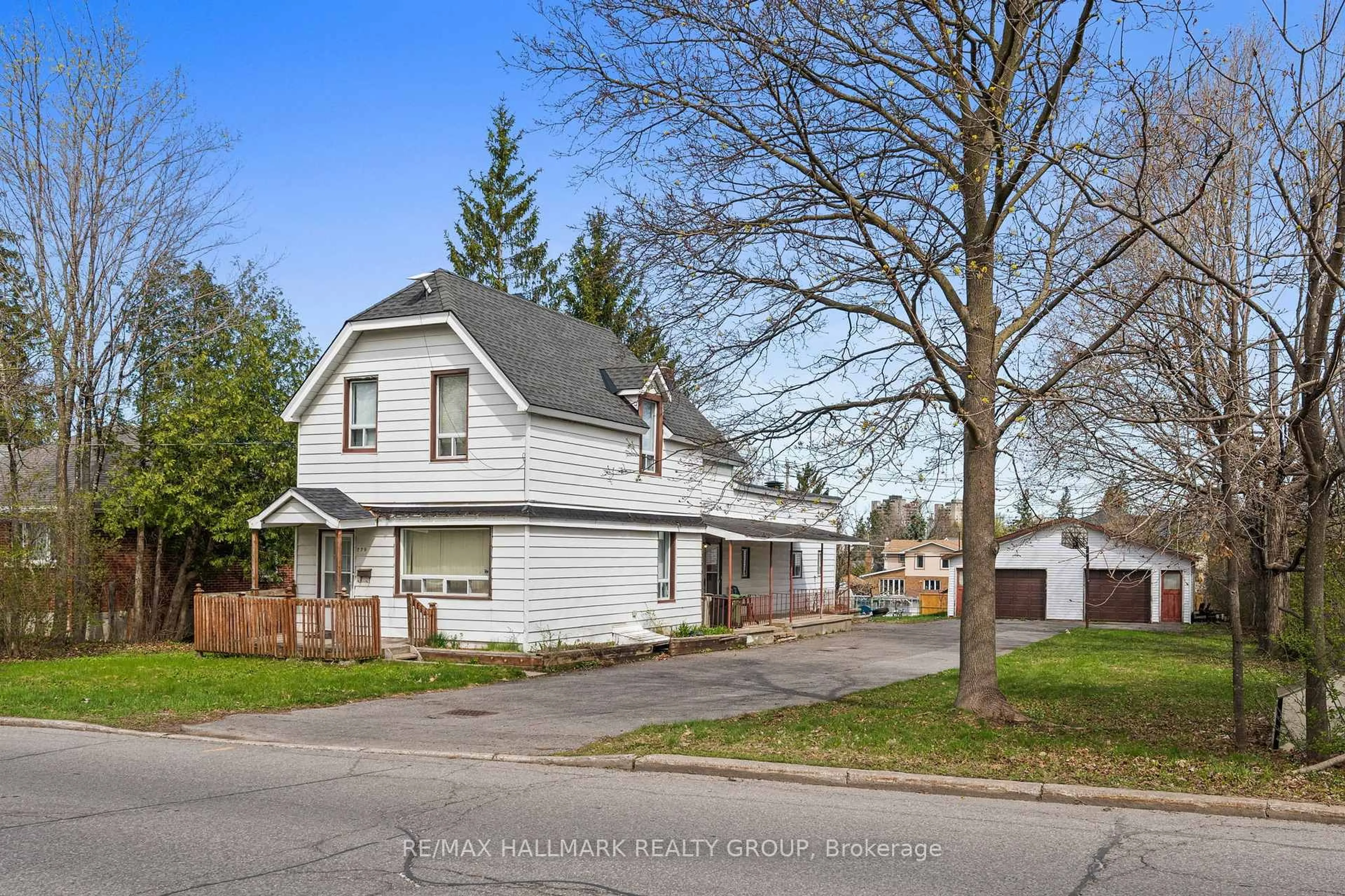 A pic from outside/outdoor area/front of a property/back of a property/a pic from drone, street for 279/285 Pleasant Park Rd, Ottawa Ontario K1H 5M7