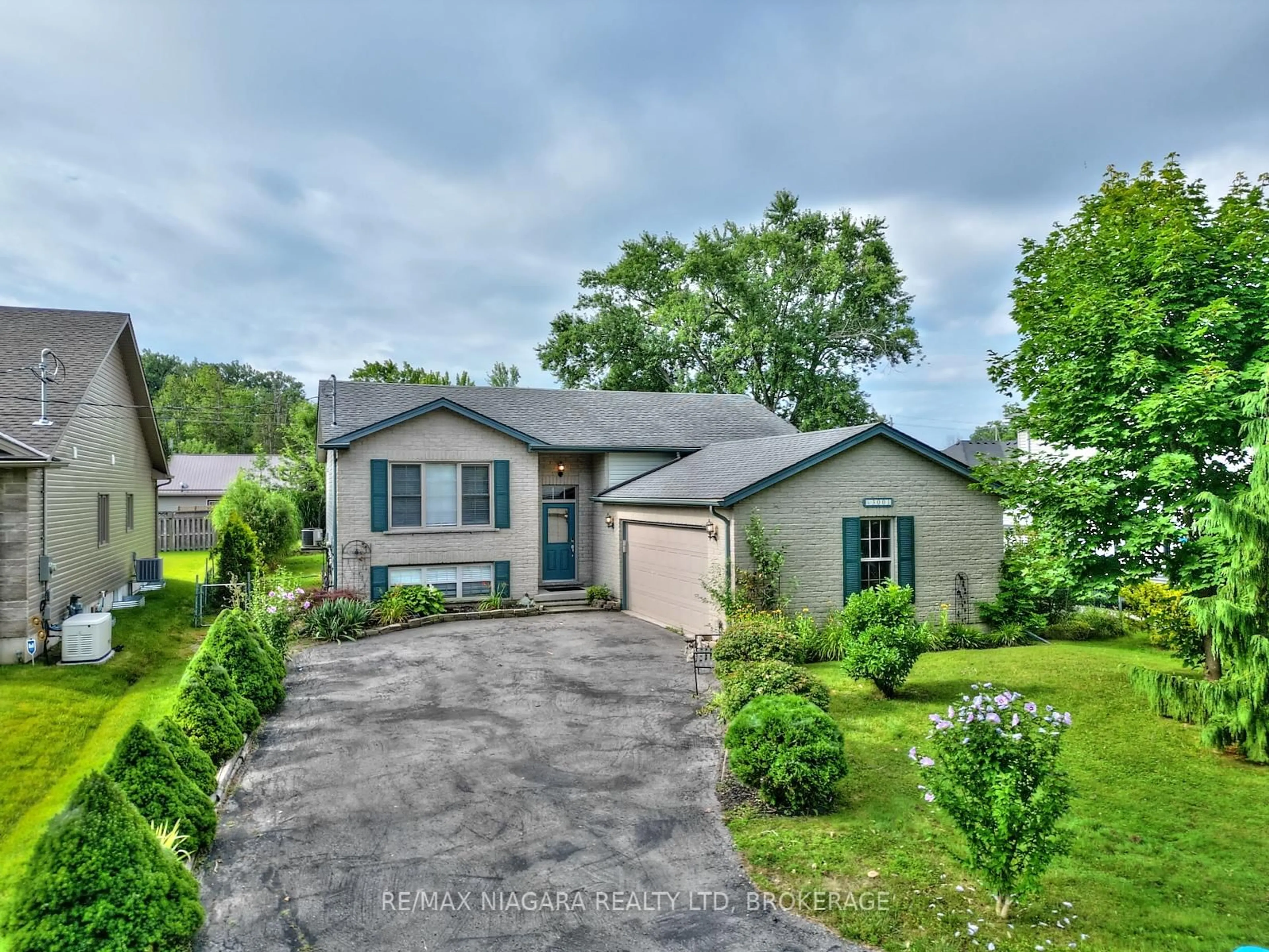 A pic from outside/outdoor area/front of a property/back of a property/a pic from drone, street for 3001 YOUNG Ave, Fort Erie Ontario L0S 1N0