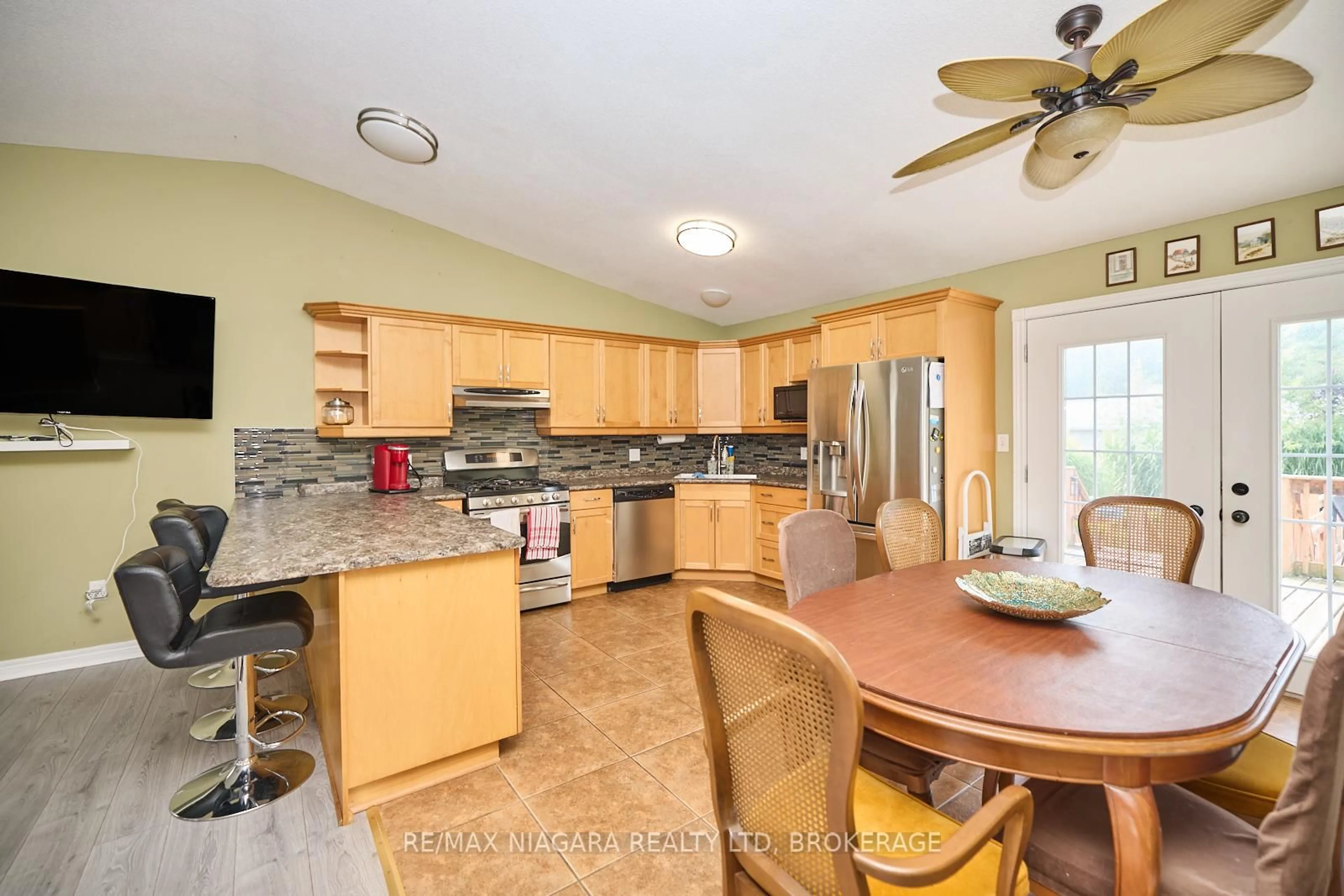 Open concept kitchen, ceramic/tile floor for 3001 YOUNG Ave, Fort Erie Ontario L0S 1N0