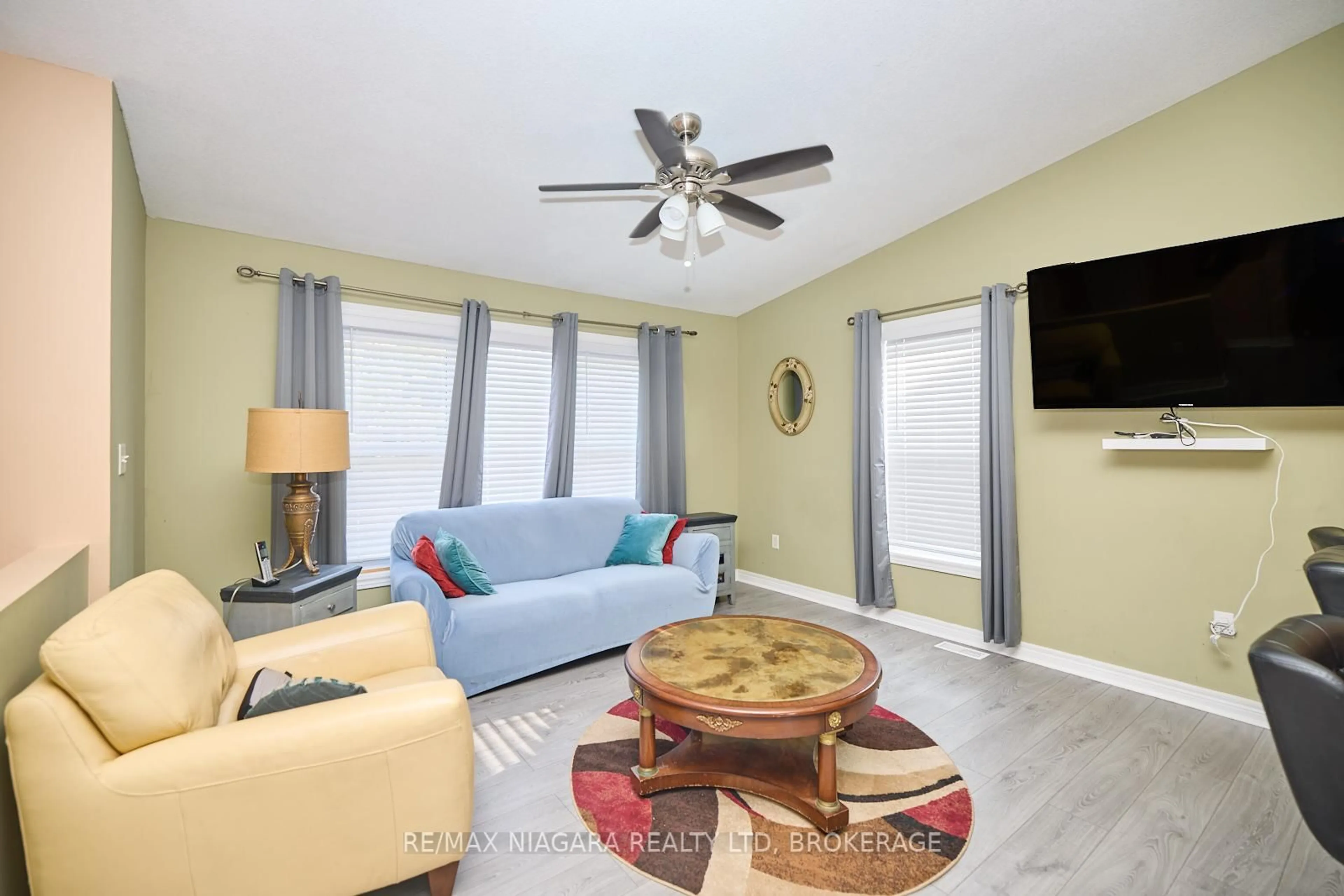 Living room with furniture, unknown for 3001 YOUNG Ave, Fort Erie Ontario L0S 1N0