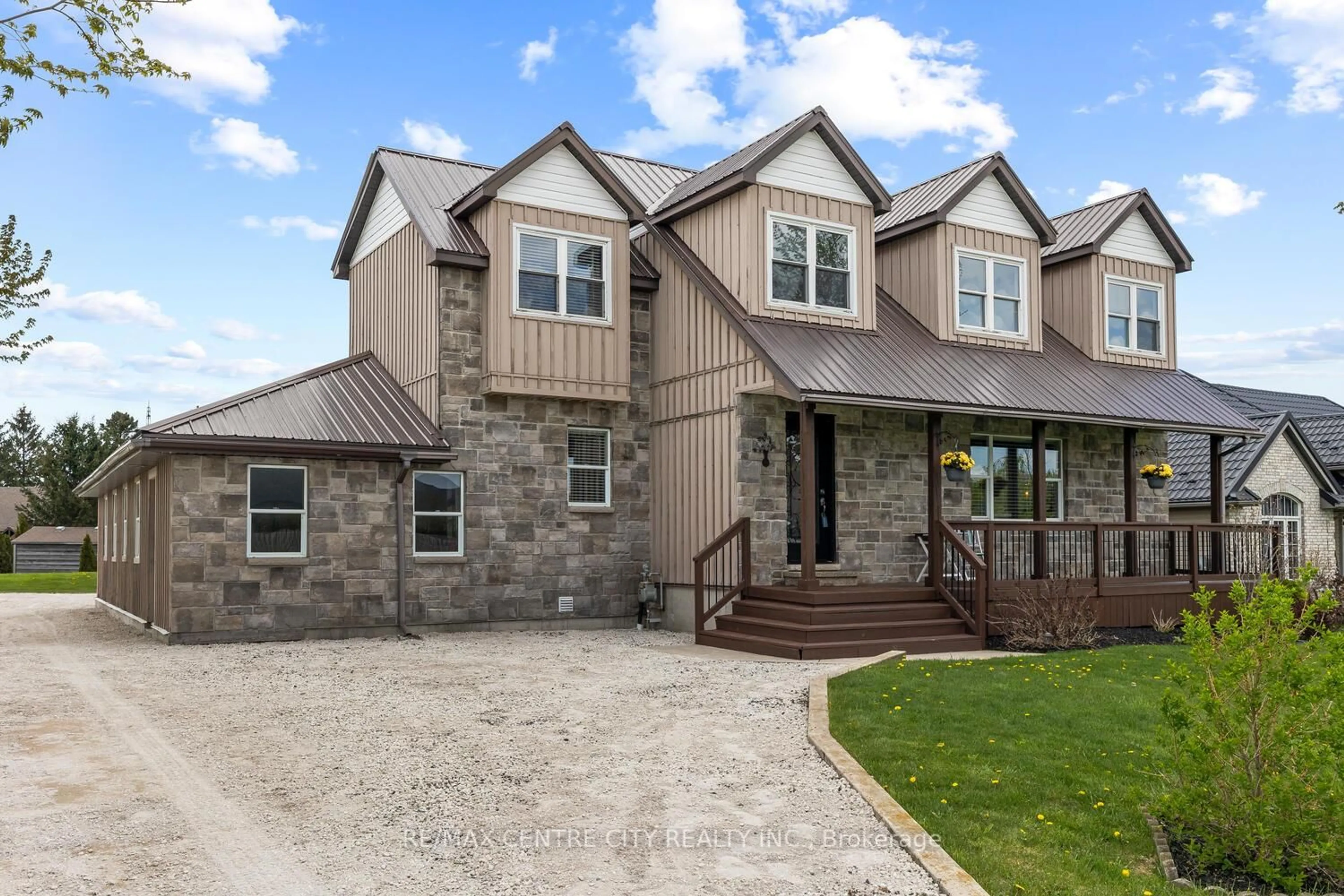 Home with vinyl exterior material, street for 5623 Chriselle Pl, Lucan Biddulph Ontario N0M 2J0