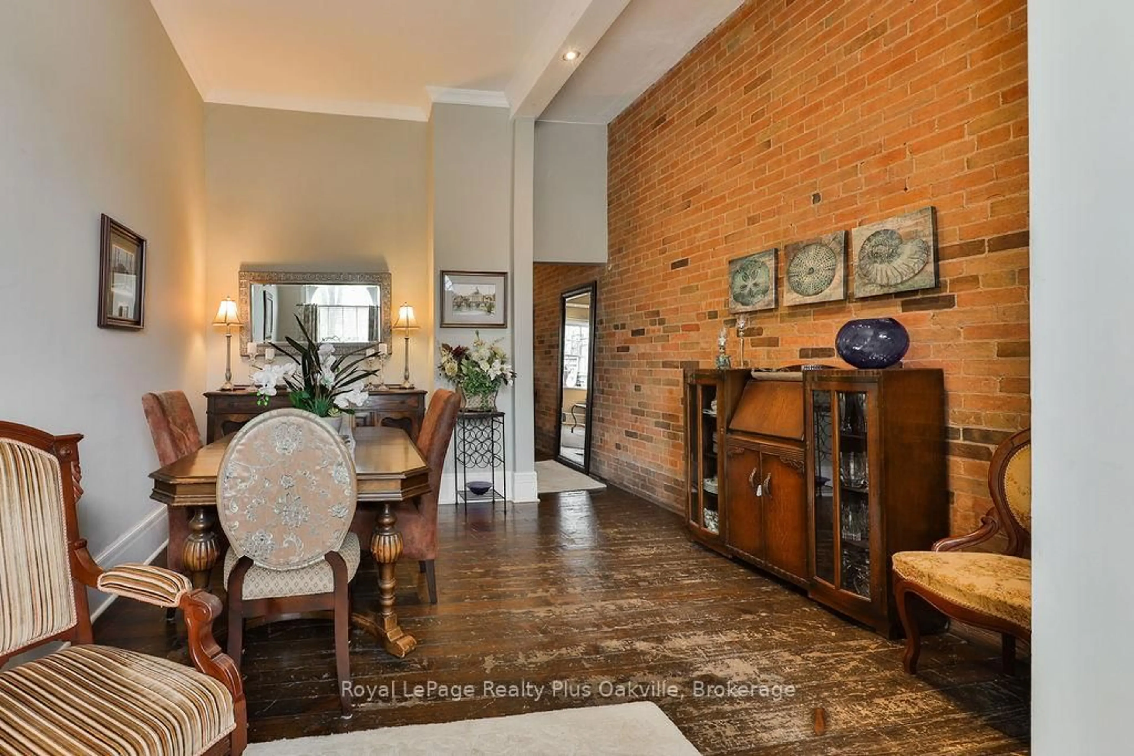 Lobby for 14 Hatt St, Hamilton Ontario L9H 2E8