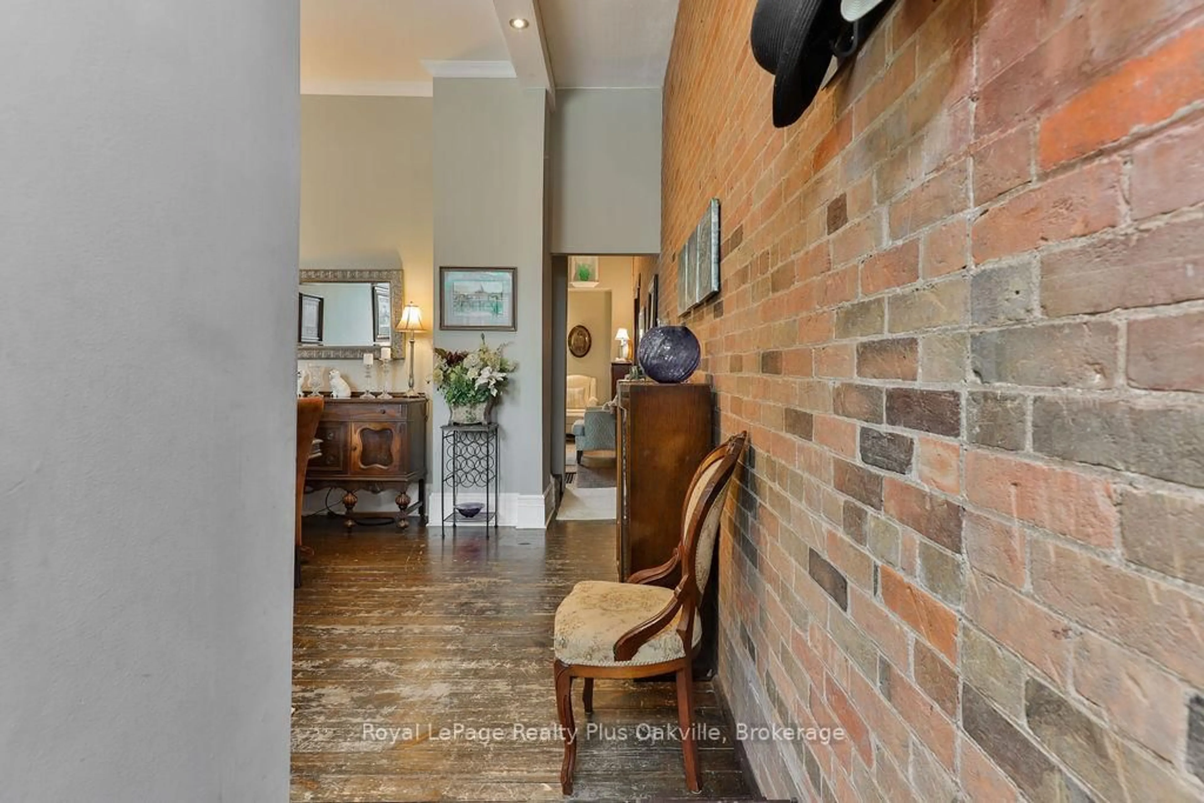 Indoor foyer for 14 Hatt St, Hamilton Ontario L9H 2E8