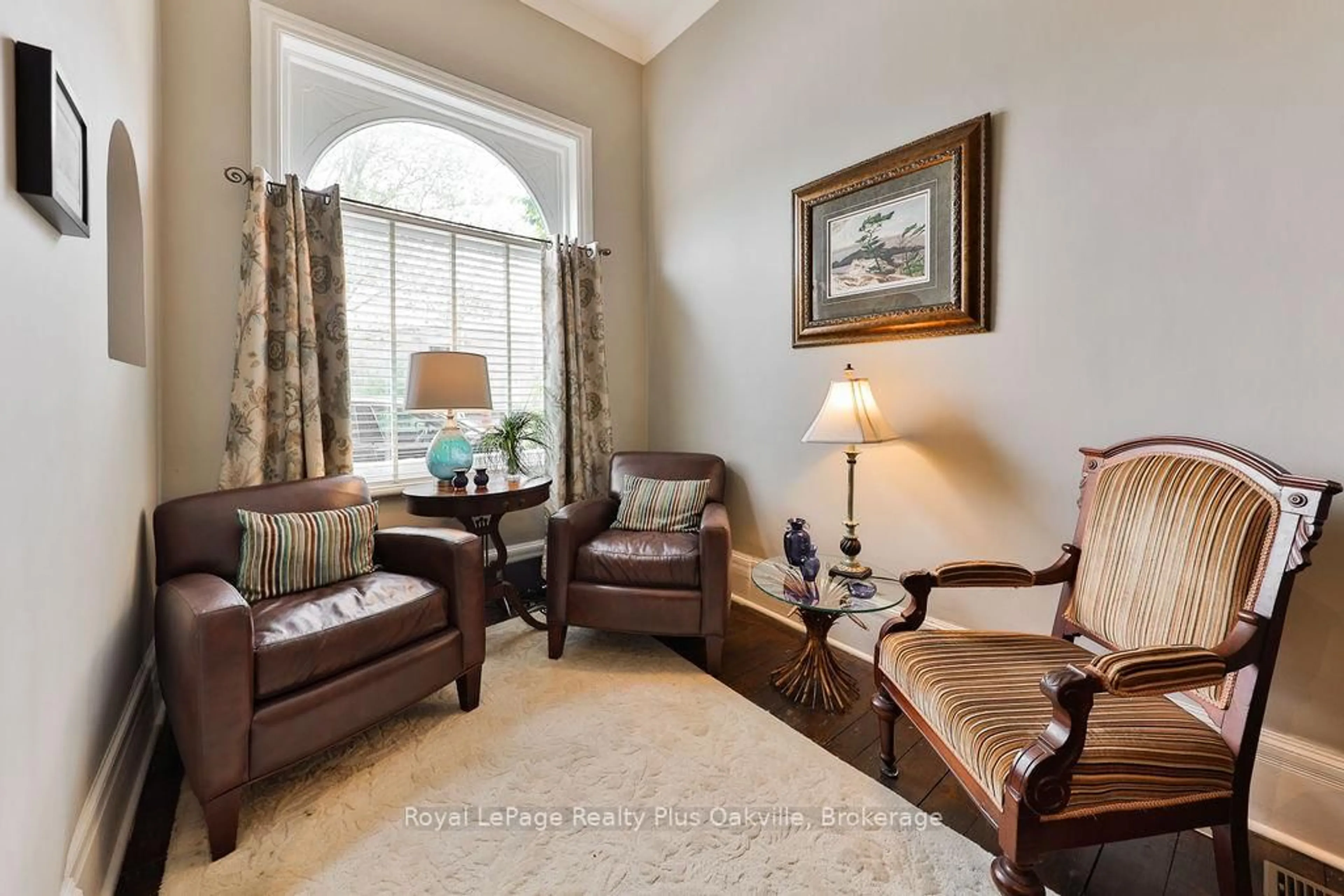Living room with furniture, carpet floor for 14 Hatt St, Hamilton Ontario L9H 2E8