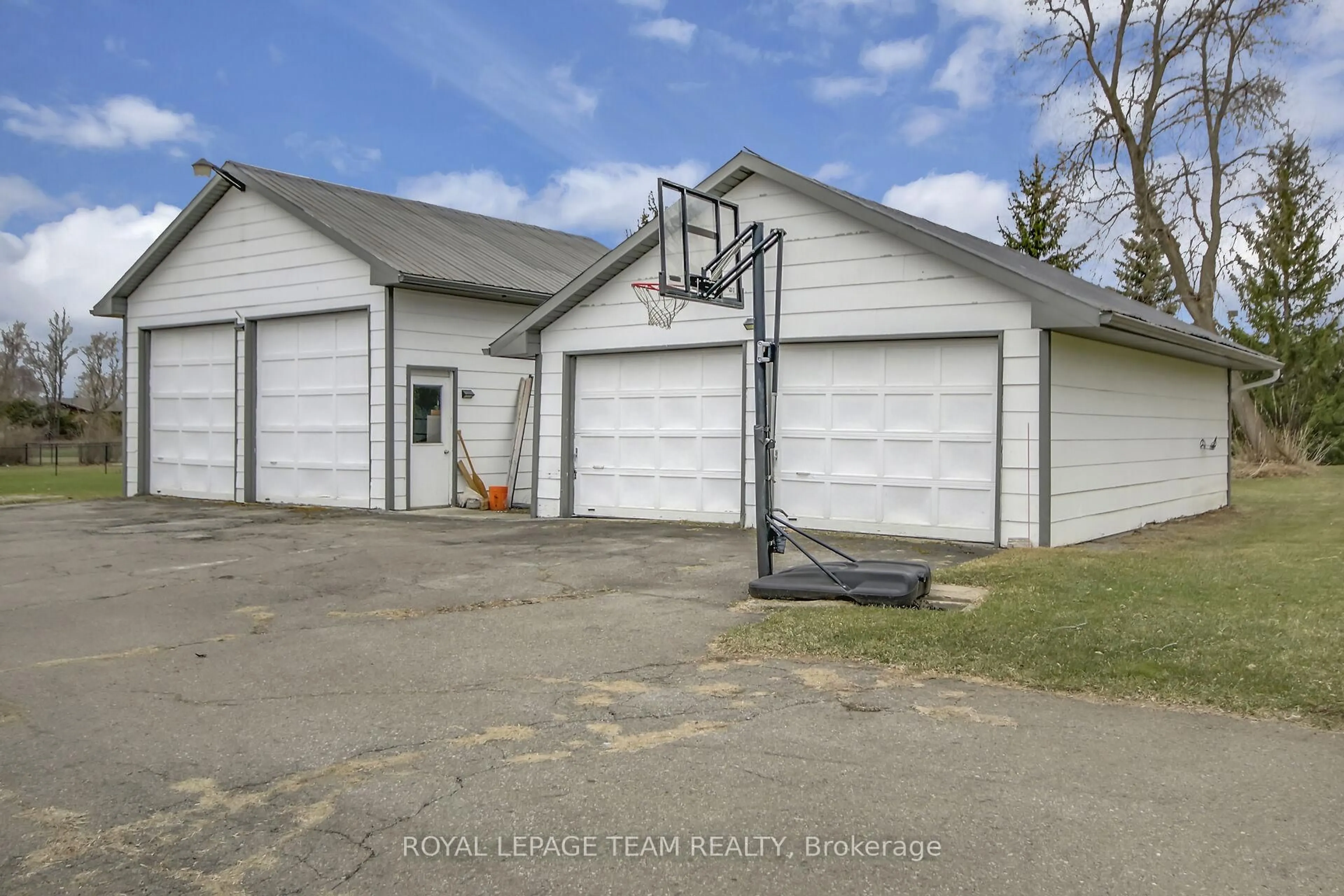 Indoor garage for 1456 Meadow Dr, Ottawa Ontario K4P 1B1
