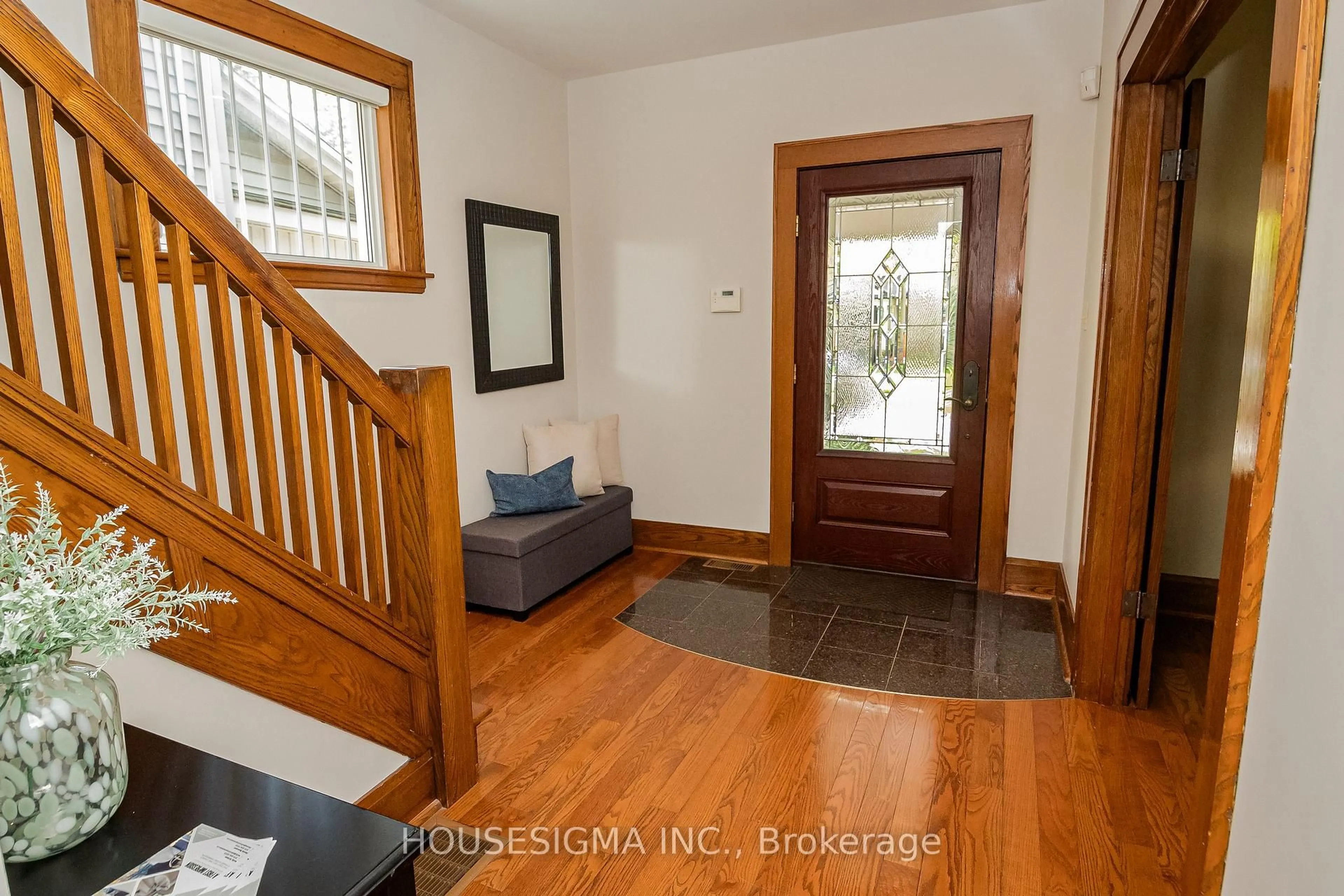Indoor entryway for 15 Margaret St, St. Thomas Ontario N5R 3H6