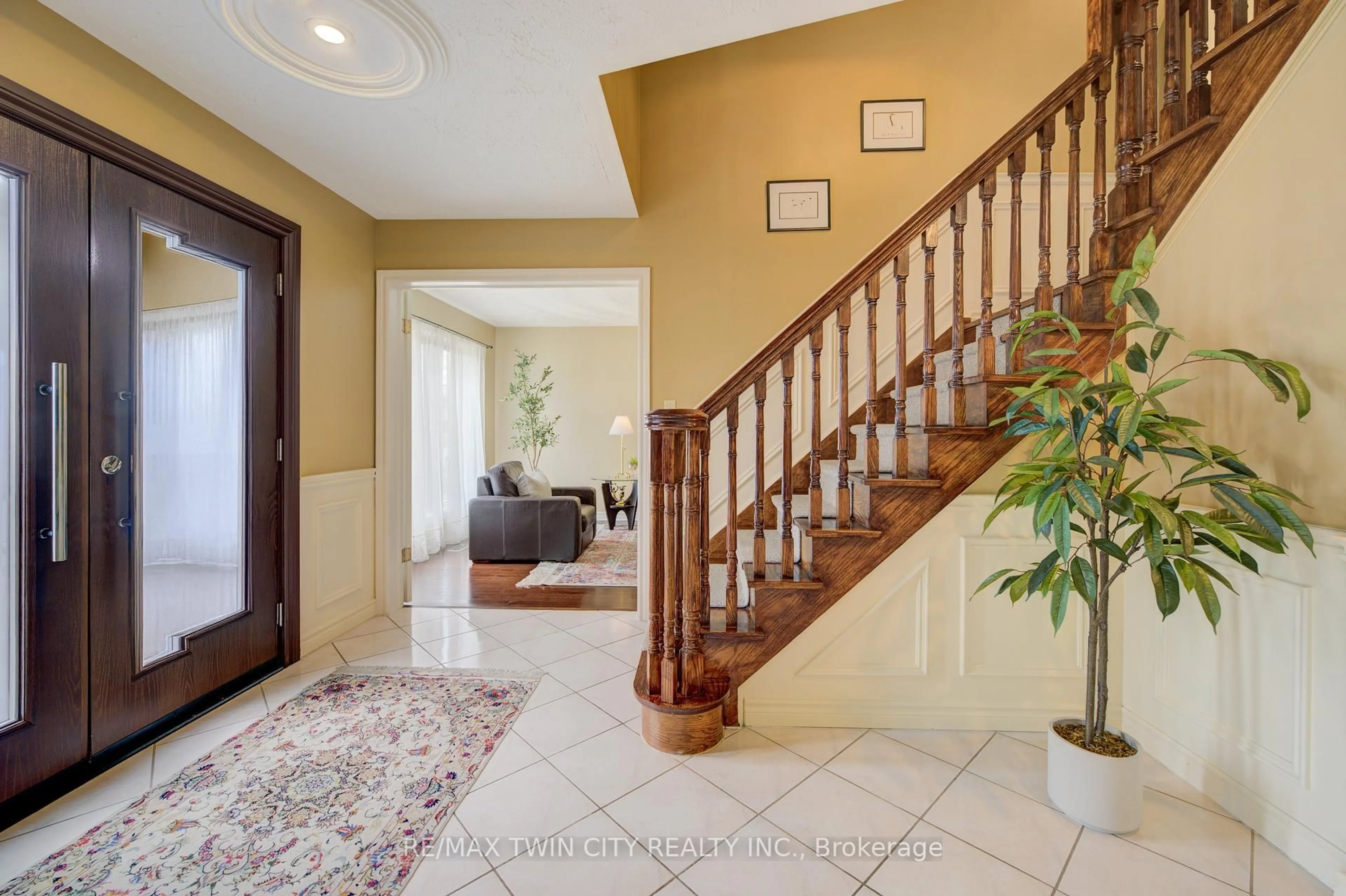 Indoor entryway for 610 STONEBURY Cres, Waterloo Ontario N2K 3R1