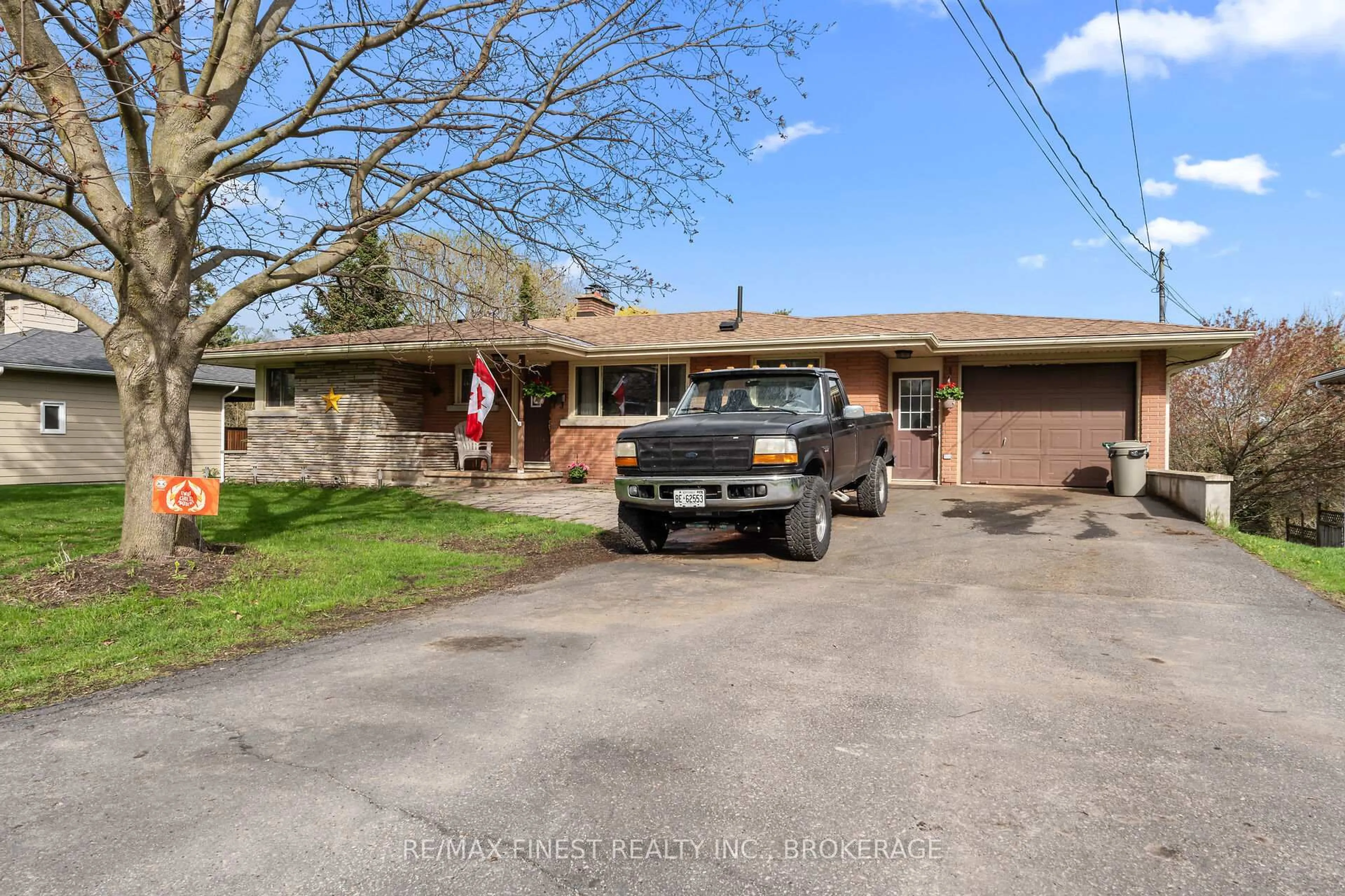 A pic from outside/outdoor area/front of a property/back of a property/a pic from drone, street for 440 Southwood Dr, Kingston Ontario K7M 5P6
