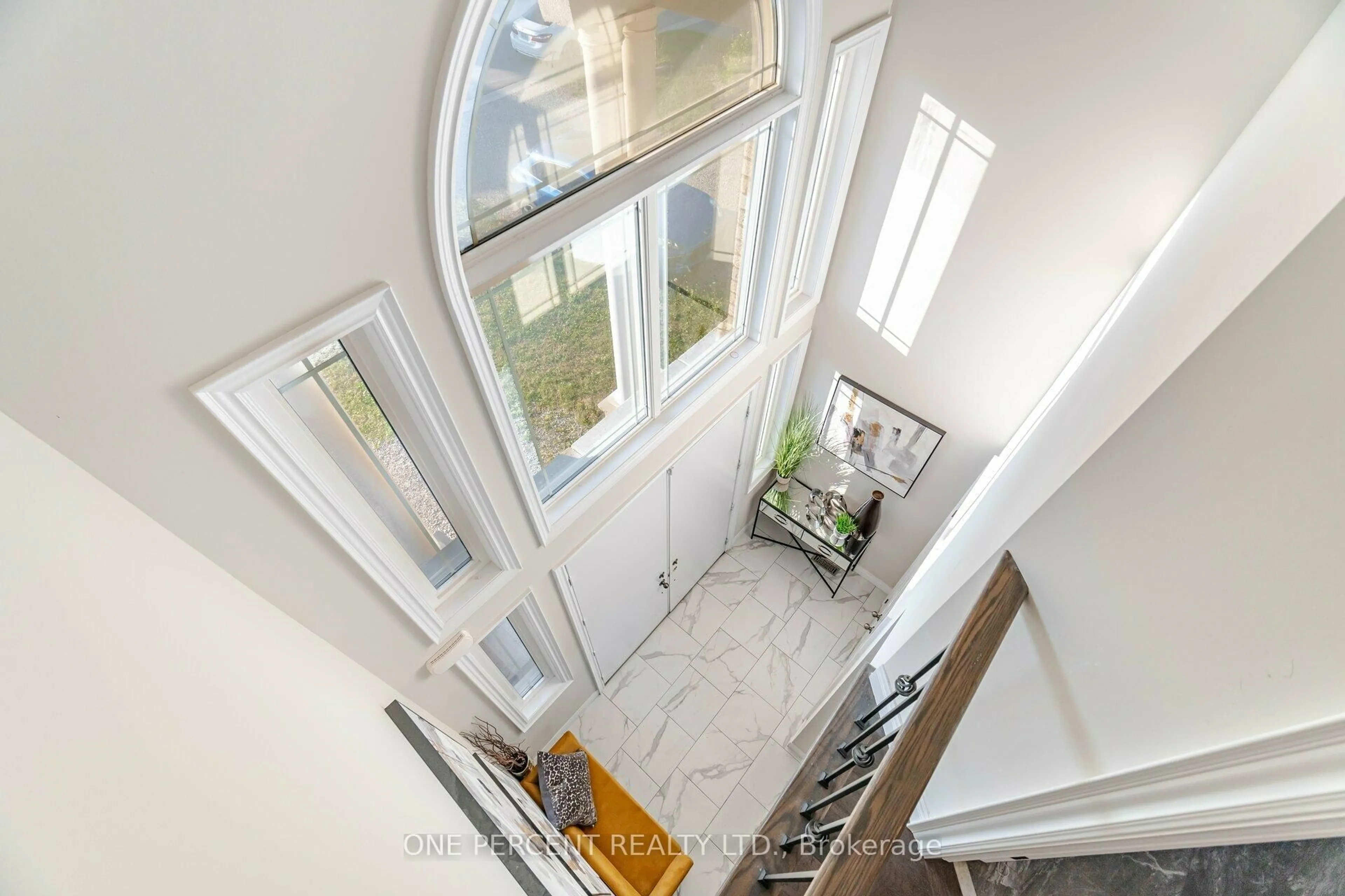 Indoor entryway for 15 Riesling Crt, Hamilton Ontario L8G 0B4