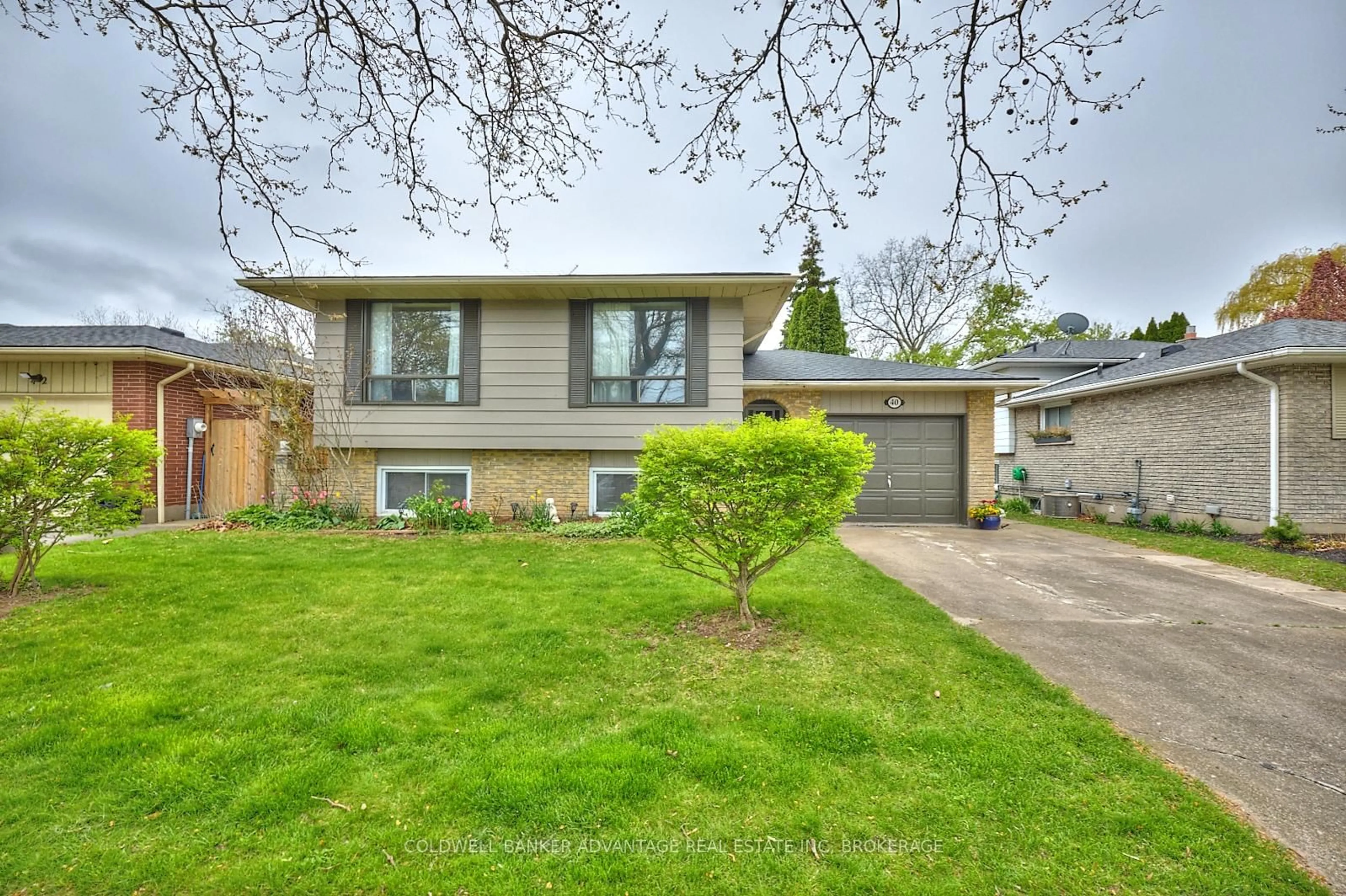 Home with vinyl exterior material, street for 40 Kimbermount Dr, St. Catharines Ontario L2N 5V6