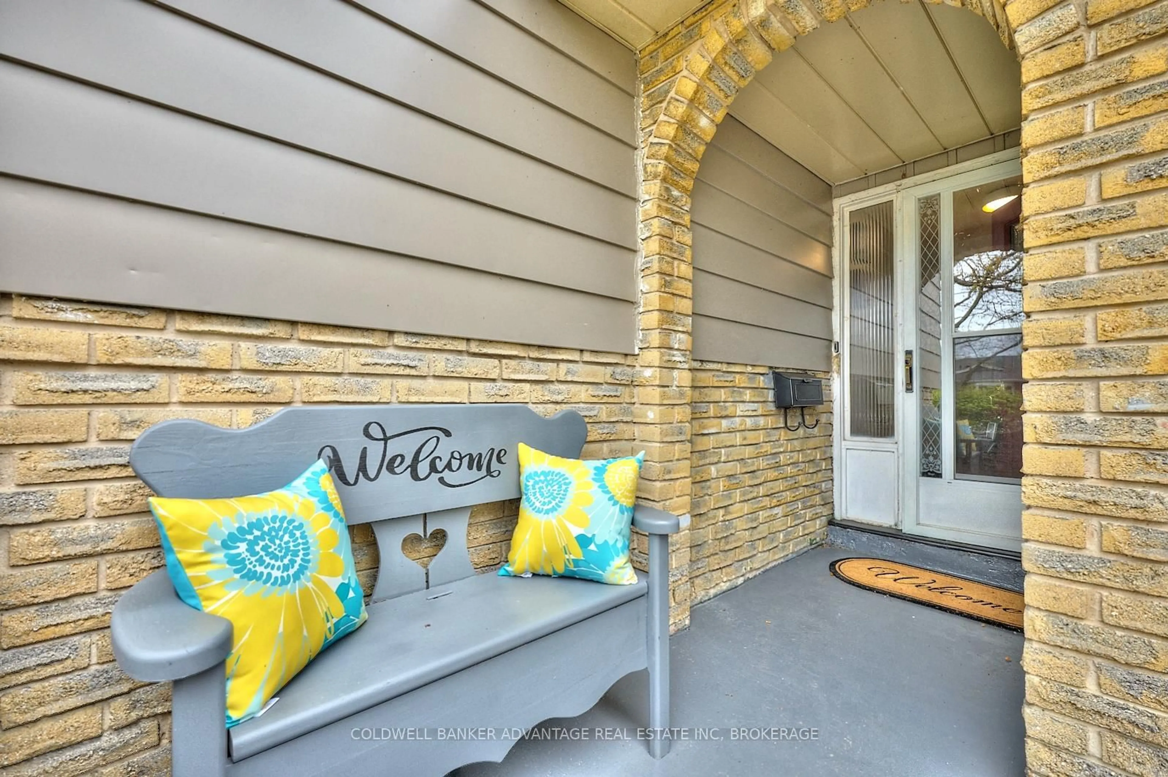 Indoor entryway for 40 Kimbermount Dr, St. Catharines Ontario L2N 5V6