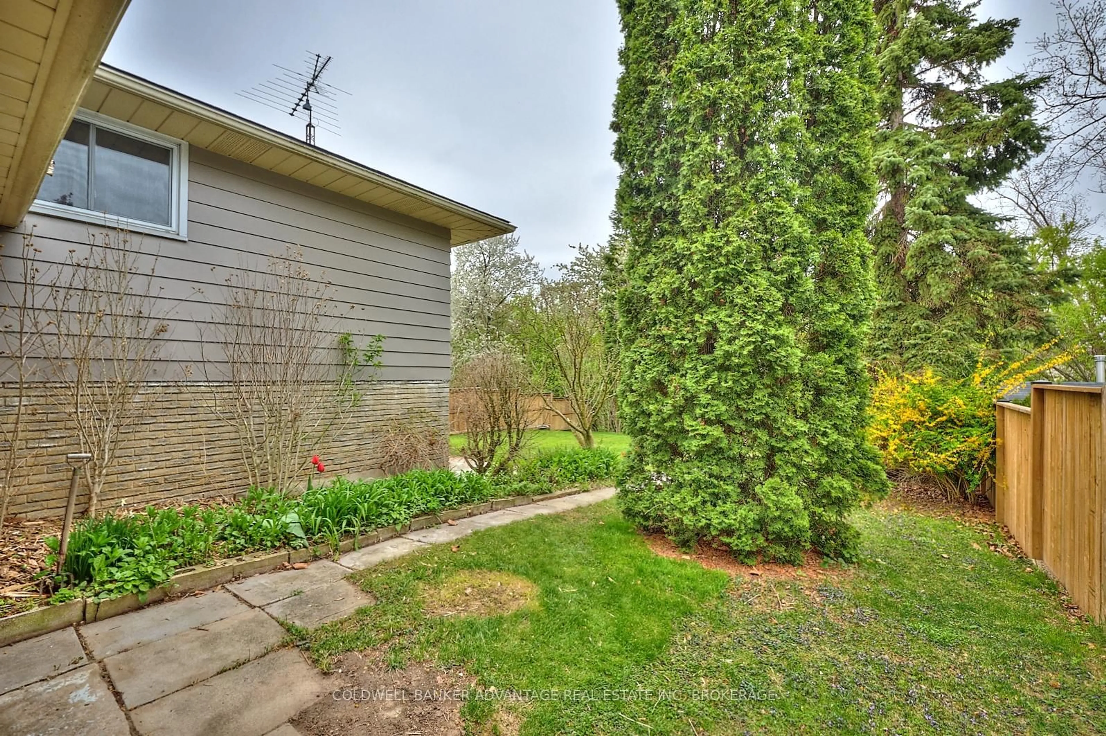 Patio, unknown for 40 Kimbermount Dr, St. Catharines Ontario L2N 5V6