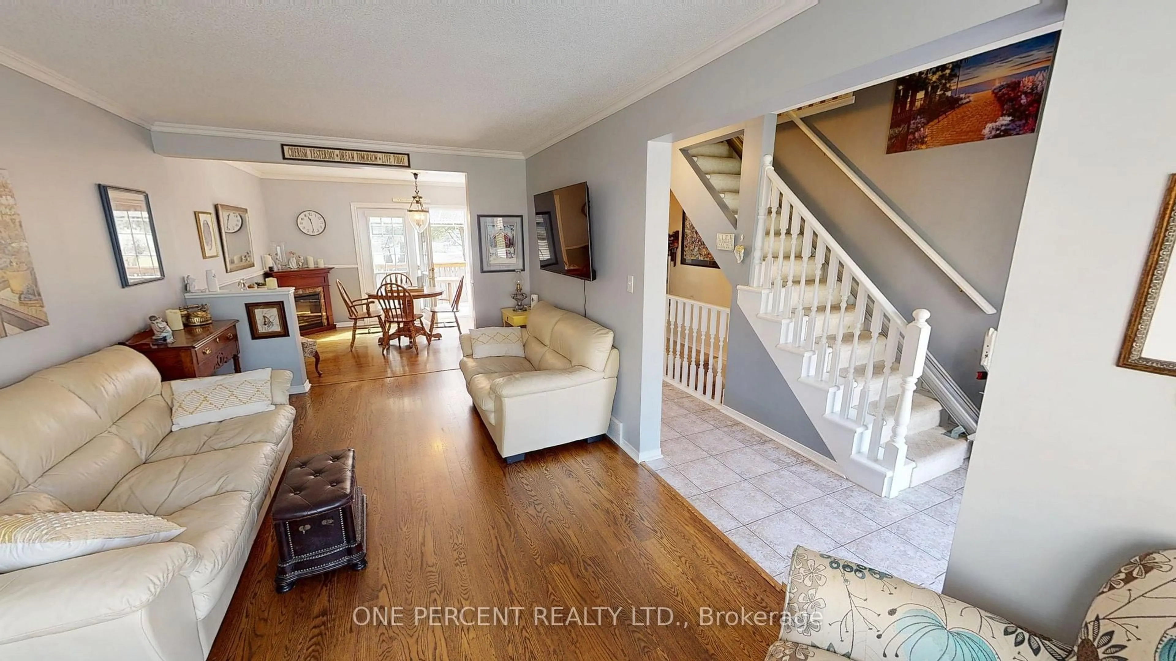 Living room with furniture, unknown for 9 Hunters Crt, Pelham Ontario L0S 1E4