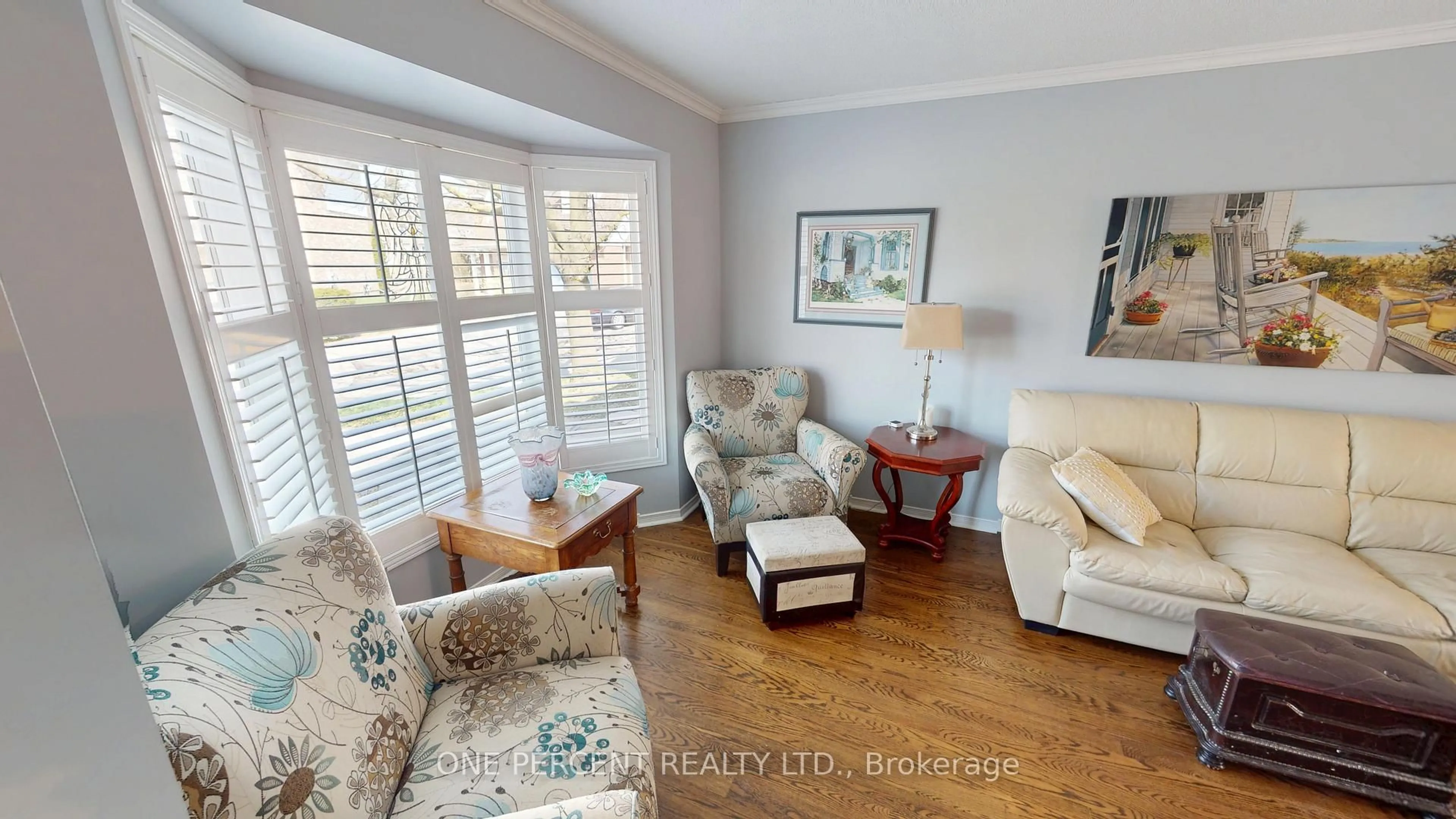 Living room with furniture, wood/laminate floor for 9 Hunters Crt, Pelham Ontario L0S 1E4