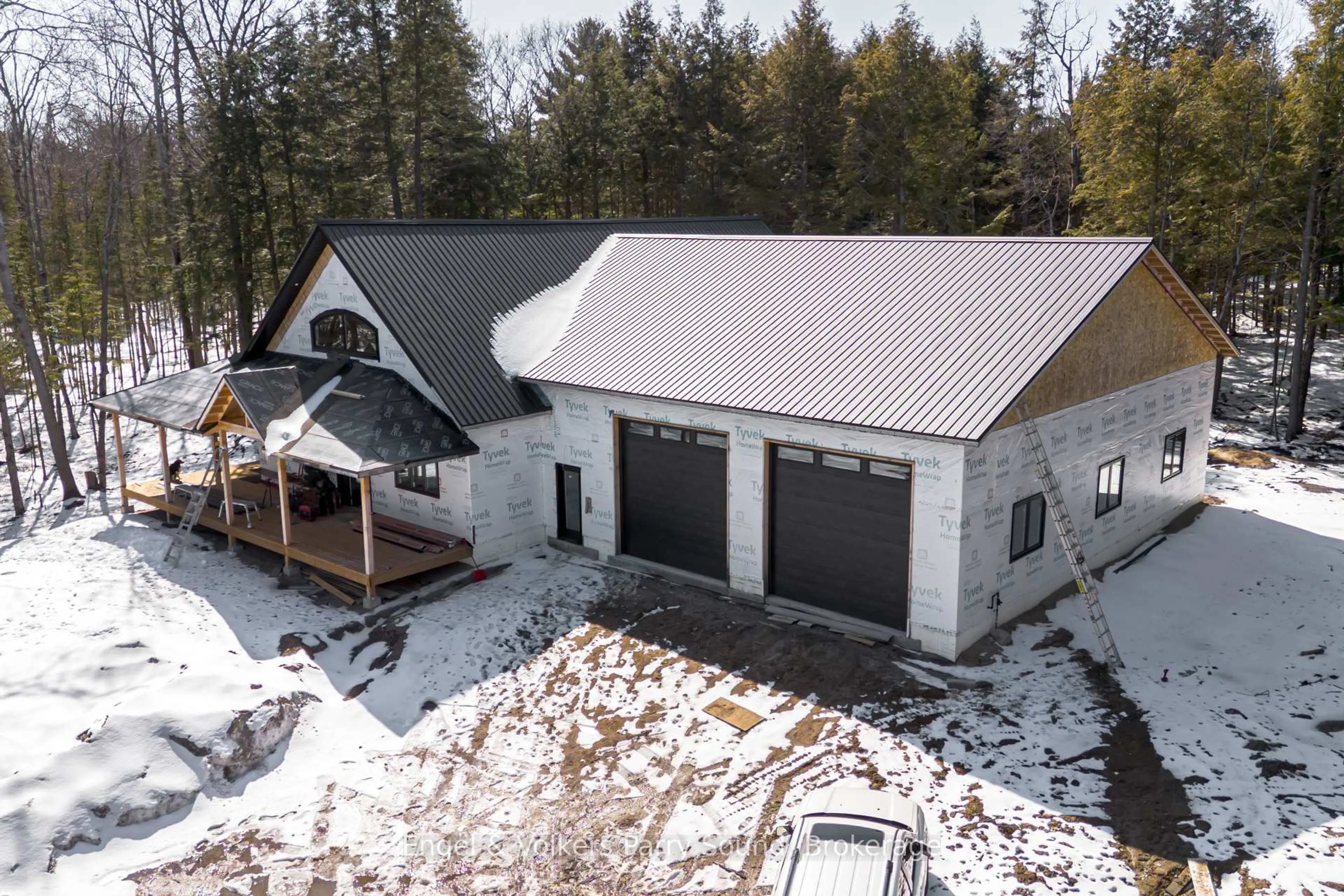 A pic from outside/outdoor area/front of a property/back of a property/a pic from drone, building for 16 LAKE FOREST Dr, McDougall Ontario P2A 2W9