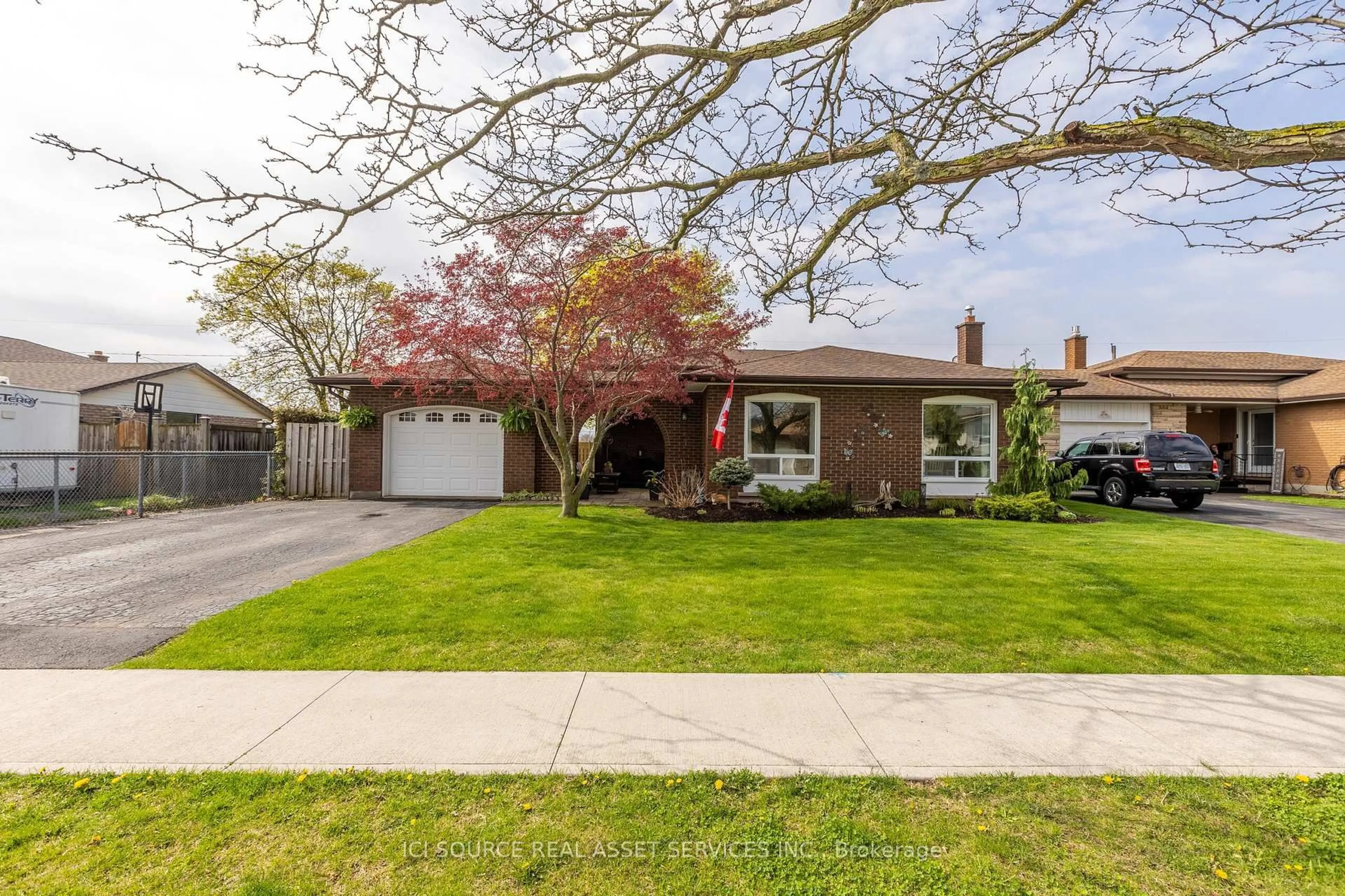 Home with brick exterior material, street for 118 Westwood Cres, Welland Ontario L3C 4R3