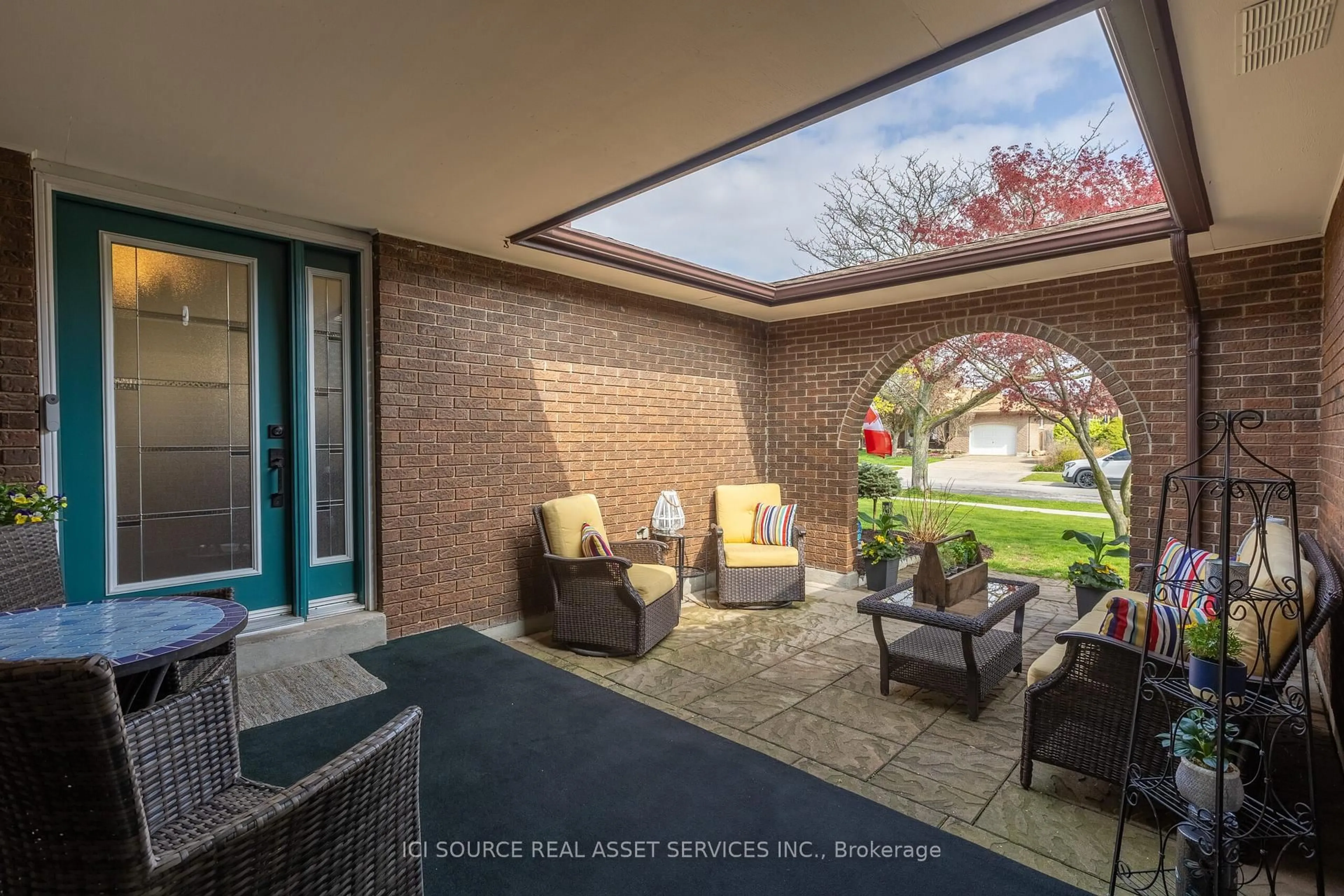 Patio, street for 118 Westwood Cres, Welland Ontario L3C 4R3