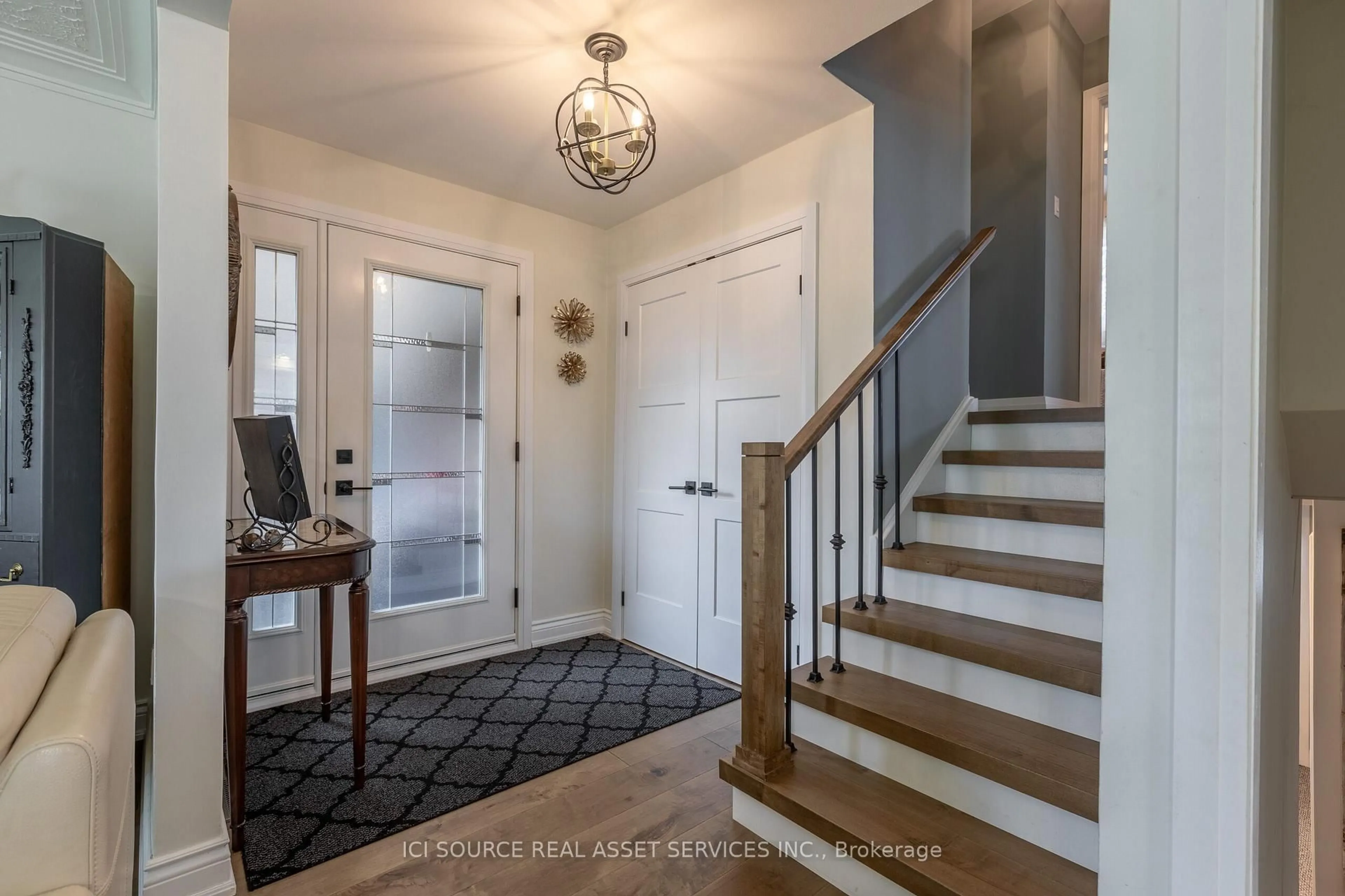 Indoor entryway for 118 Westwood Cres, Welland Ontario L3C 4R3
