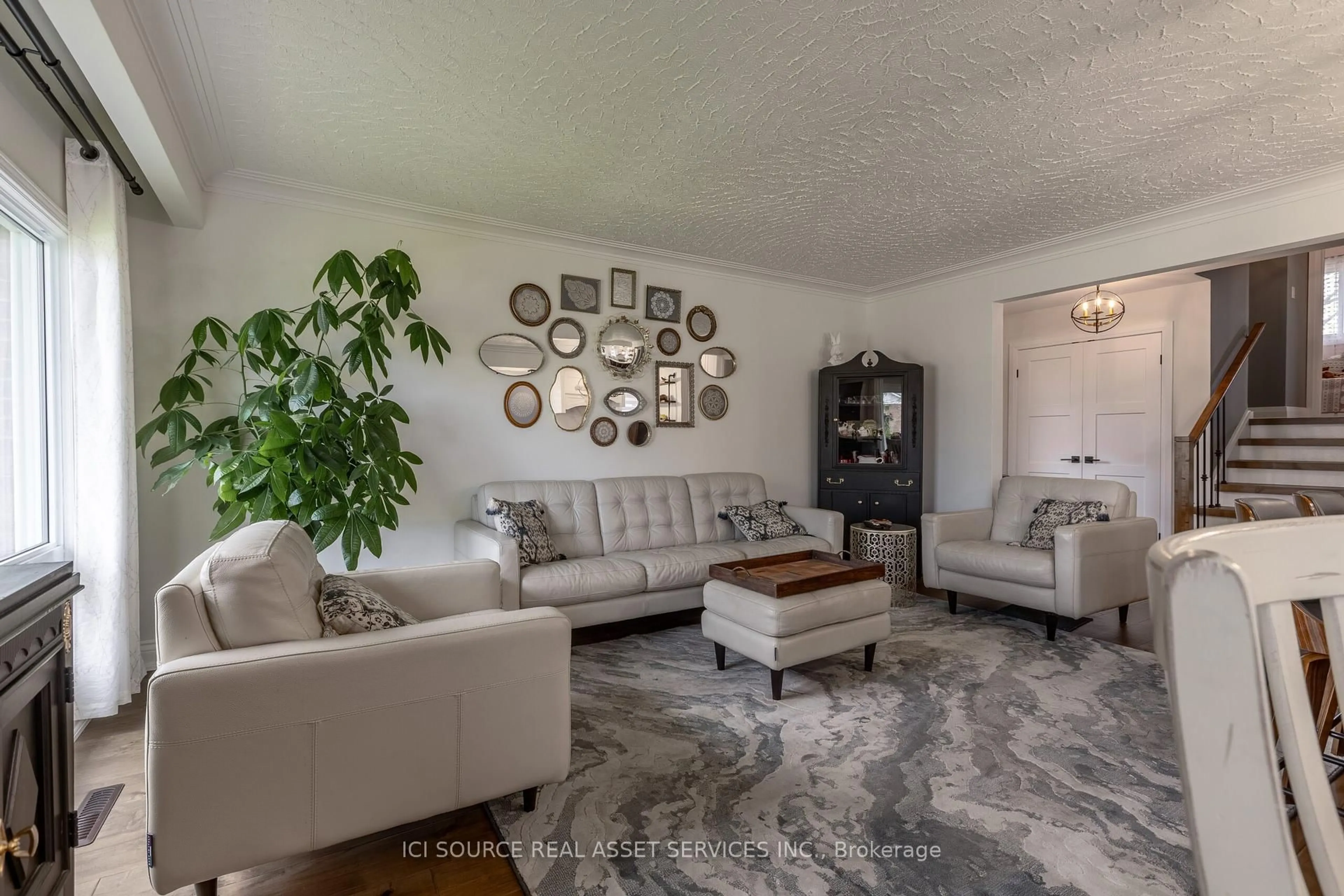 Living room with furniture, unknown for 118 Westwood Cres, Welland Ontario L3C 4R3