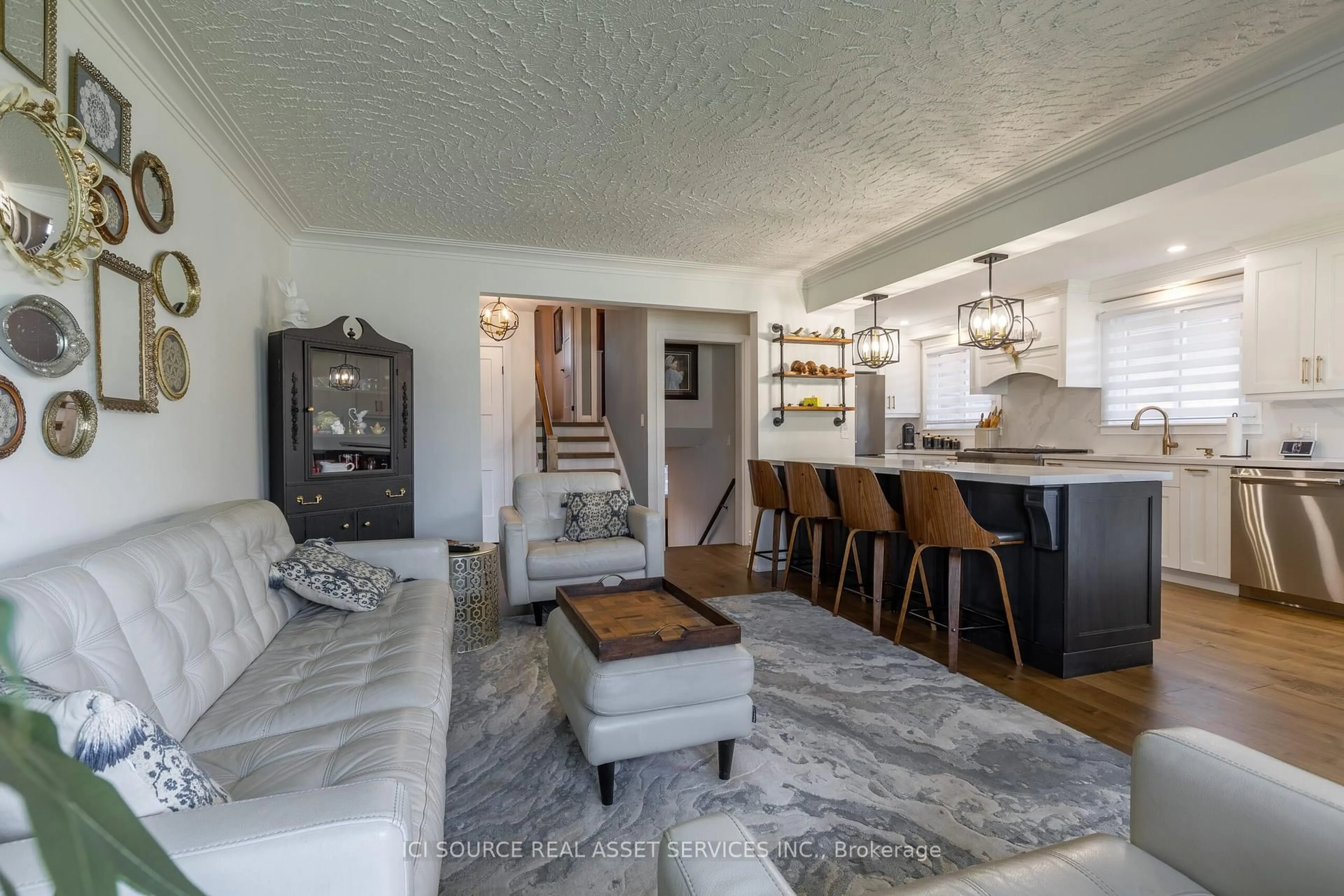 Living room with furniture, unknown for 118 Westwood Cres, Welland Ontario L3C 4R3