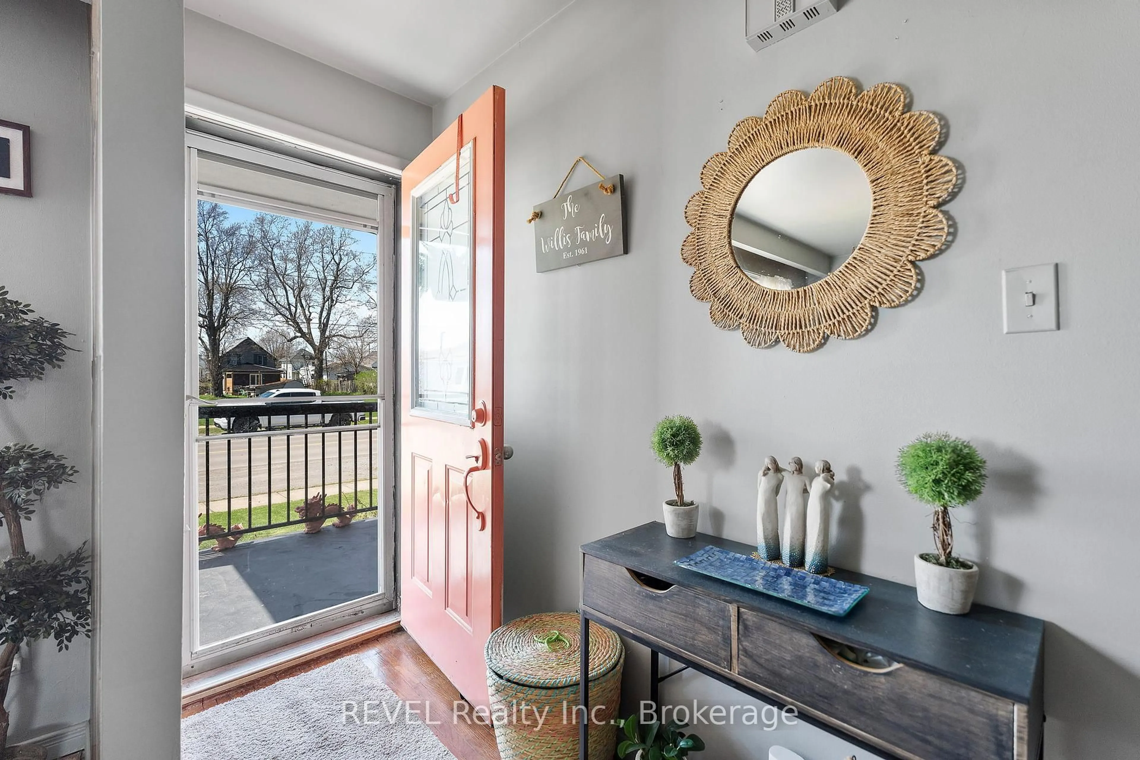 Indoor entryway for 137 Wellington St, Port Colborne Ontario L3K 2K1