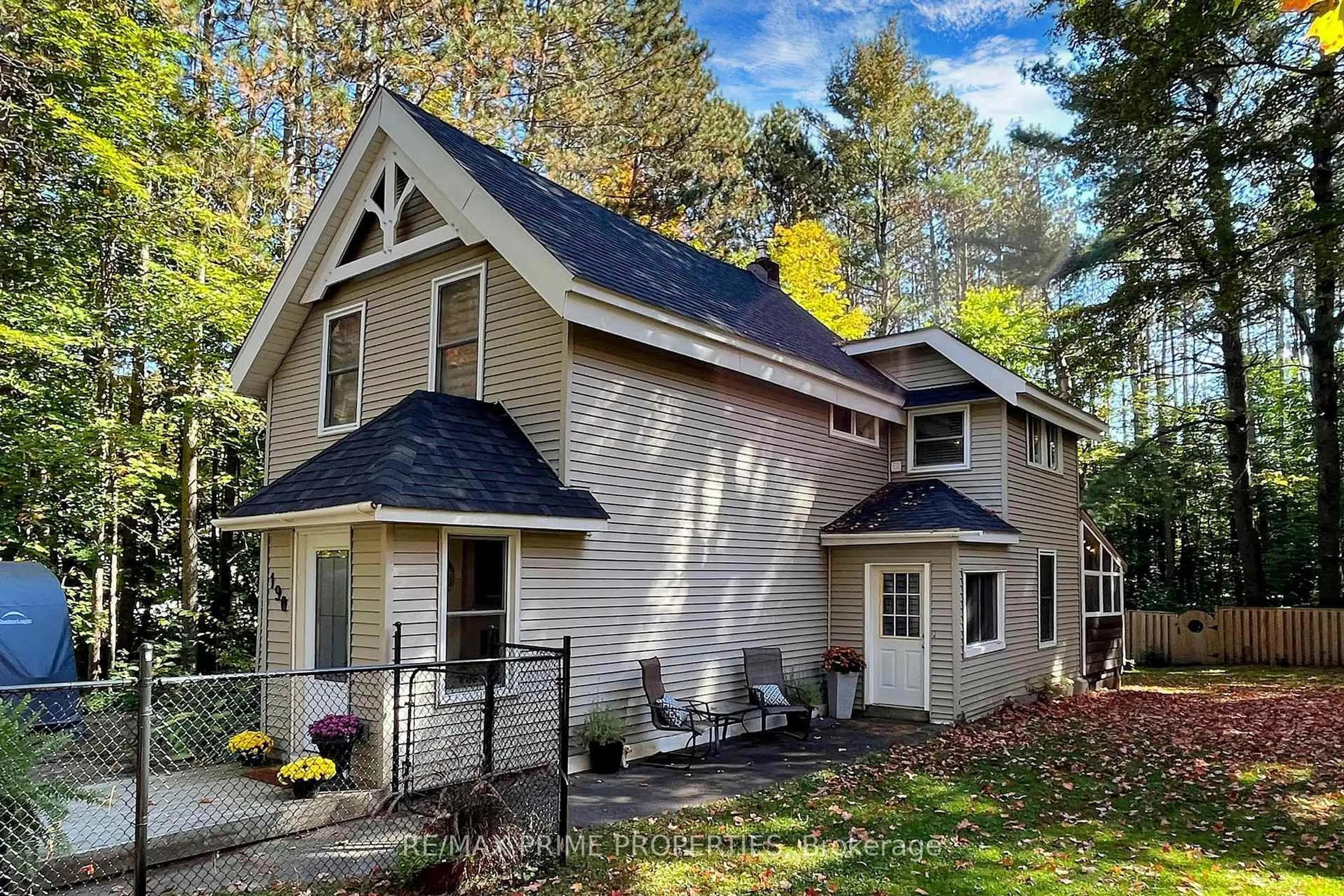 Home with vinyl exterior material, street for 190 Maple St, Bracebridge Ontario P1L 1K4