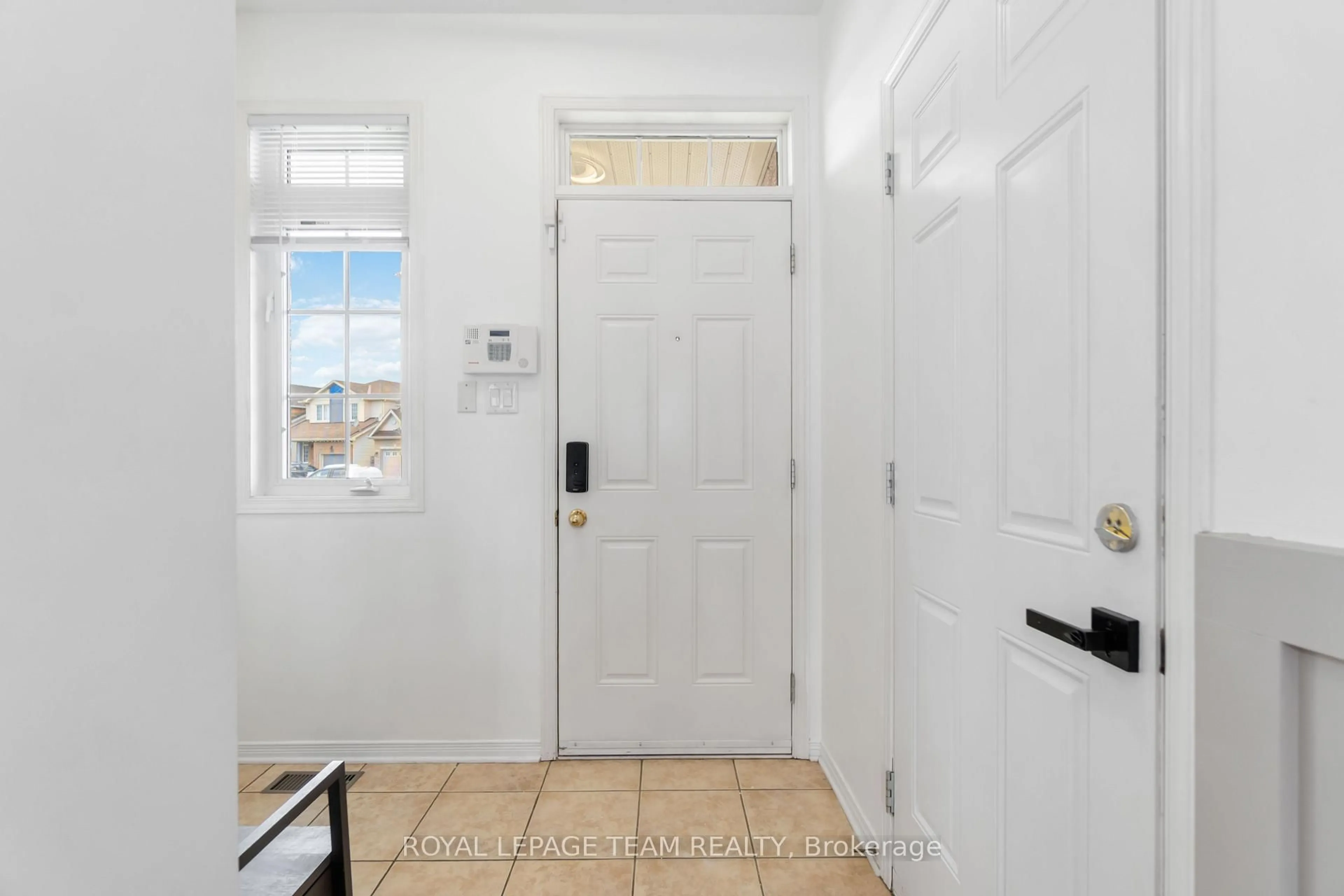 Indoor entryway for 403 Crystal Crt, Clarence-Rockland Ontario K4K 0A1