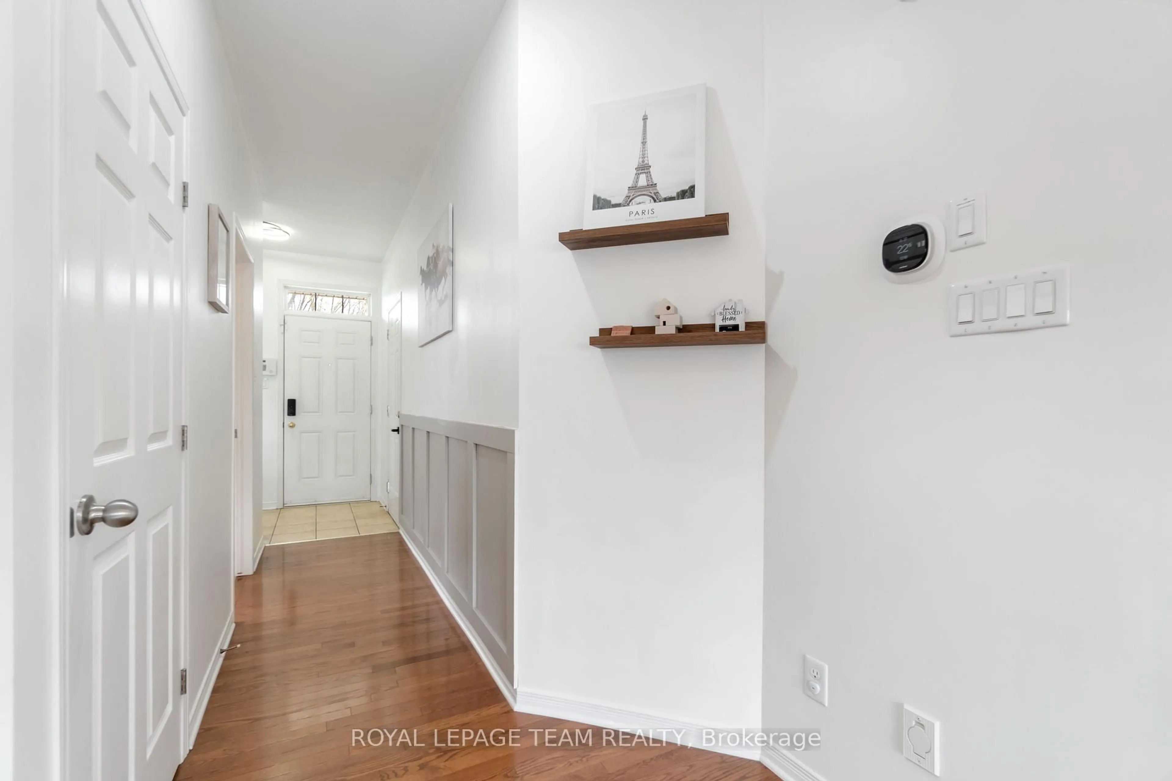 Indoor entryway for 403 Crystal Crt, Clarence-Rockland Ontario K4K 0A1