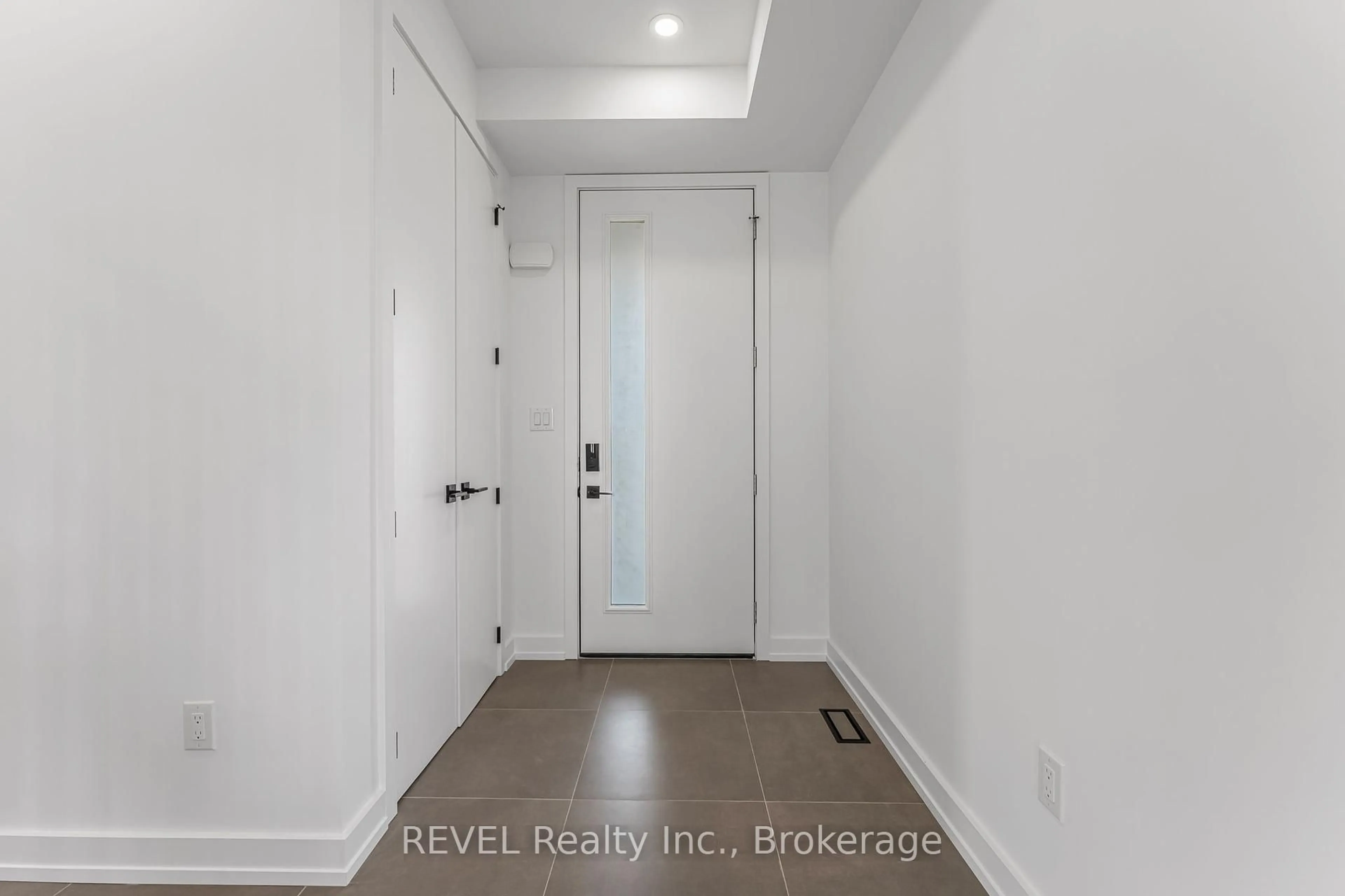 Indoor entryway for 6176 Curlin Cres, Niagara Falls Ontario L2H 3W8