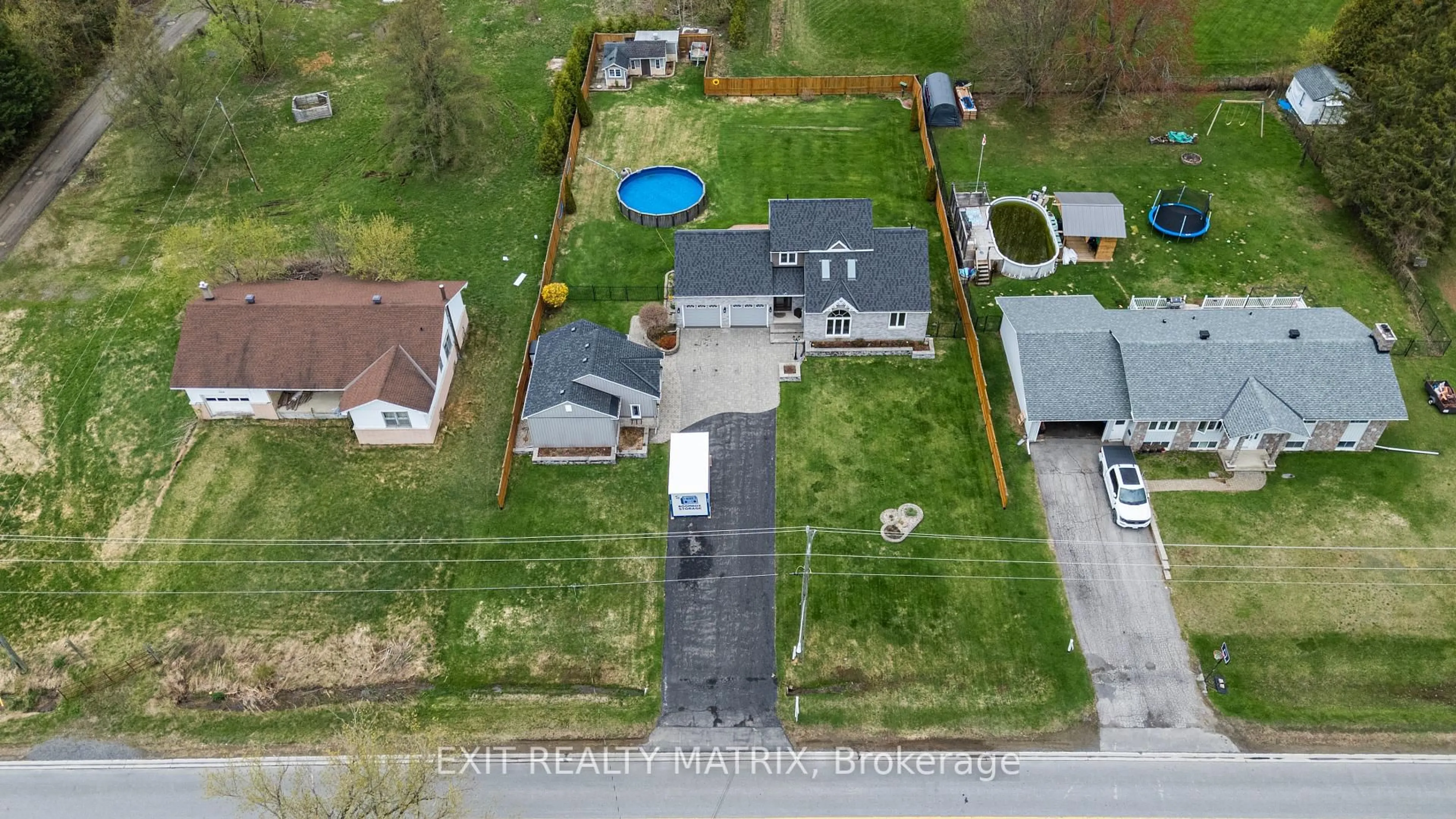 A pic from outside/outdoor area/front of a property/back of a property/a pic from drone, street for 1920 Landry St, Clarence-Rockland Ontario K0A 1N0