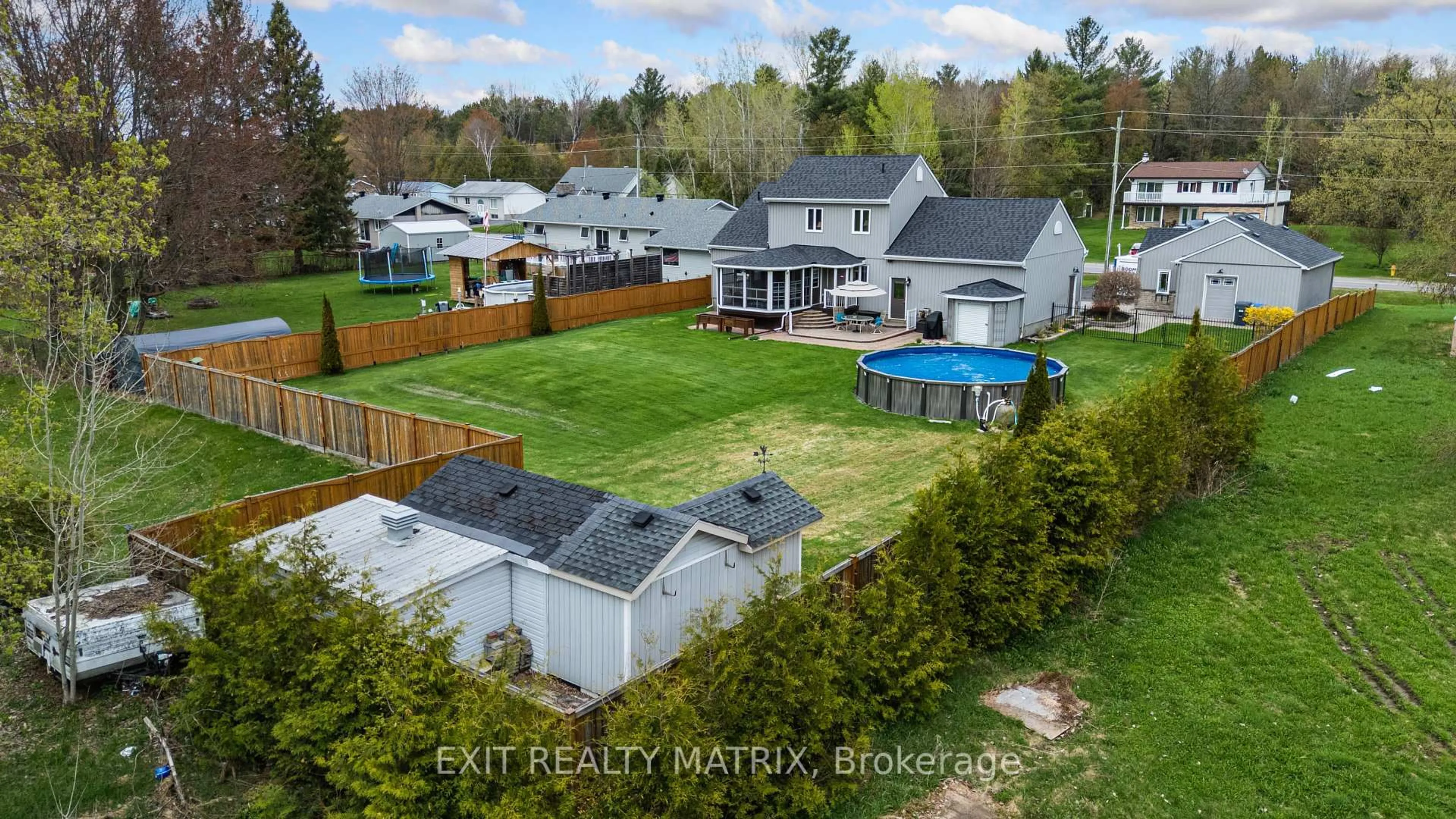 A pic from outside/outdoor area/front of a property/back of a property/a pic from drone, unknown for 1920 Landry St, Clarence-Rockland Ontario K0A 1N0
