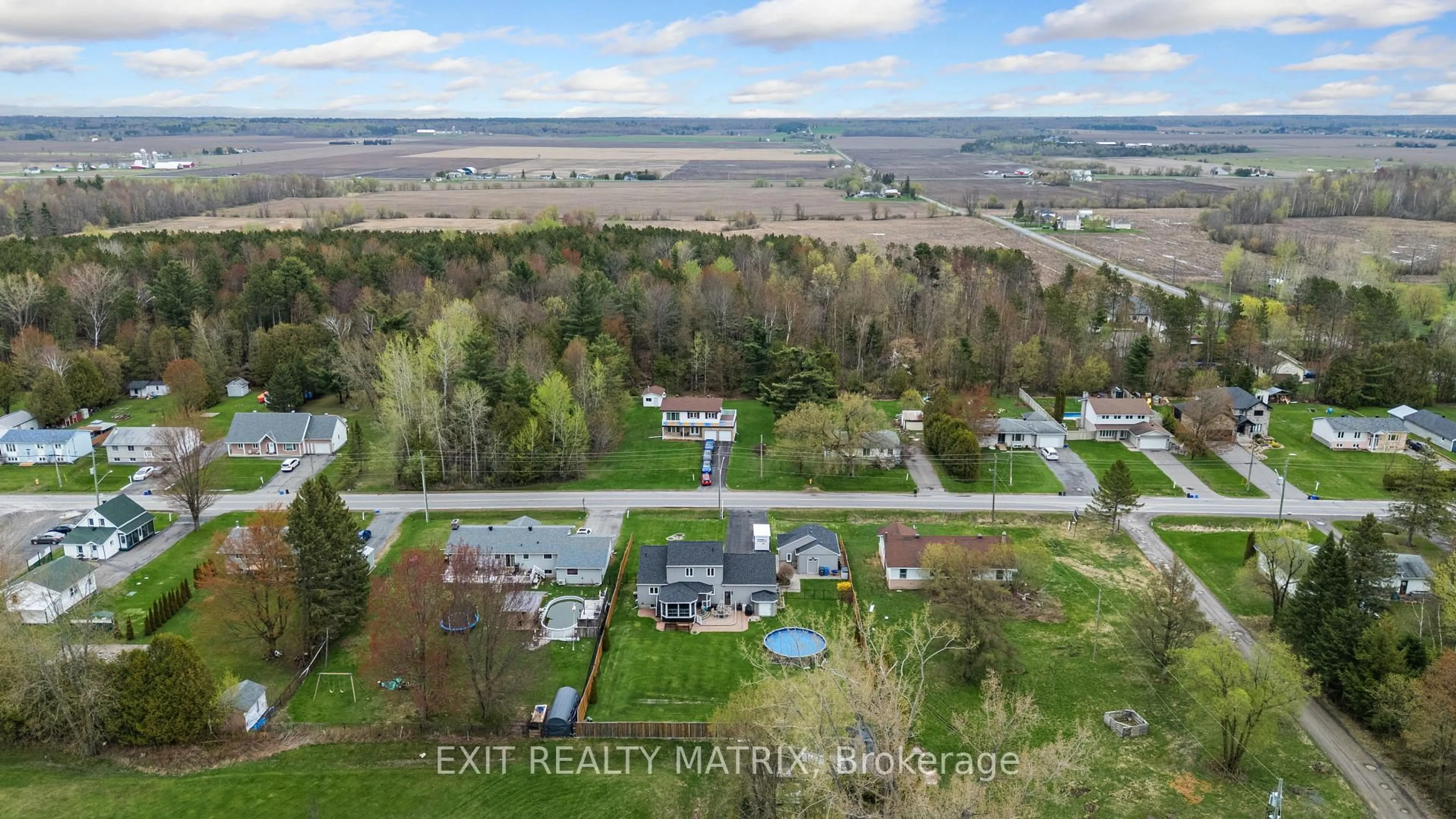A pic from outside/outdoor area/front of a property/back of a property/a pic from drone, water/lake/river/ocean view for 1920 Landry St, Clarence-Rockland Ontario K0A 1N0