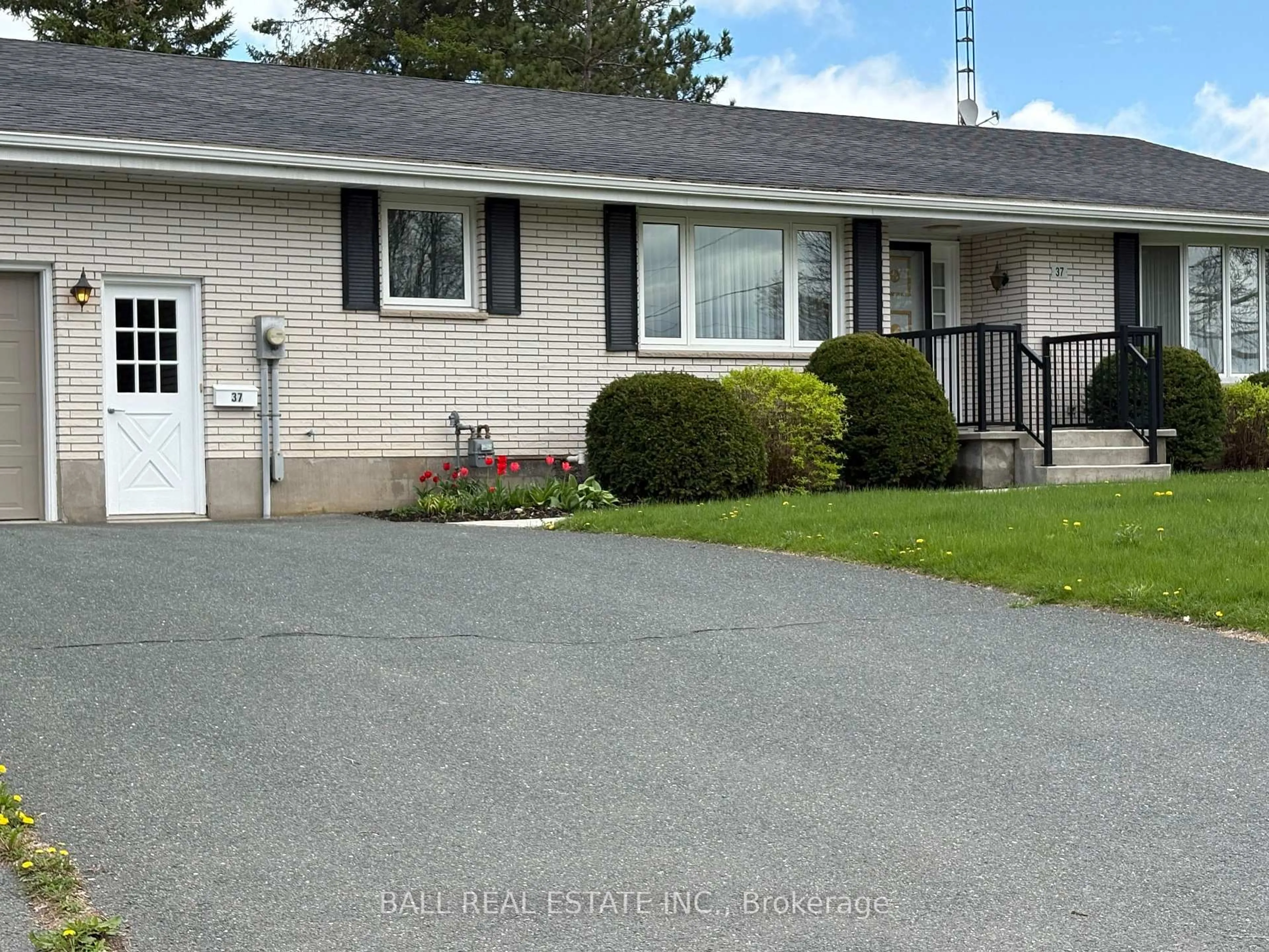 Home with vinyl exterior material, street for 37 County Rd 40 N/A, Asphodel-Norwood Ontario K0L 2V0