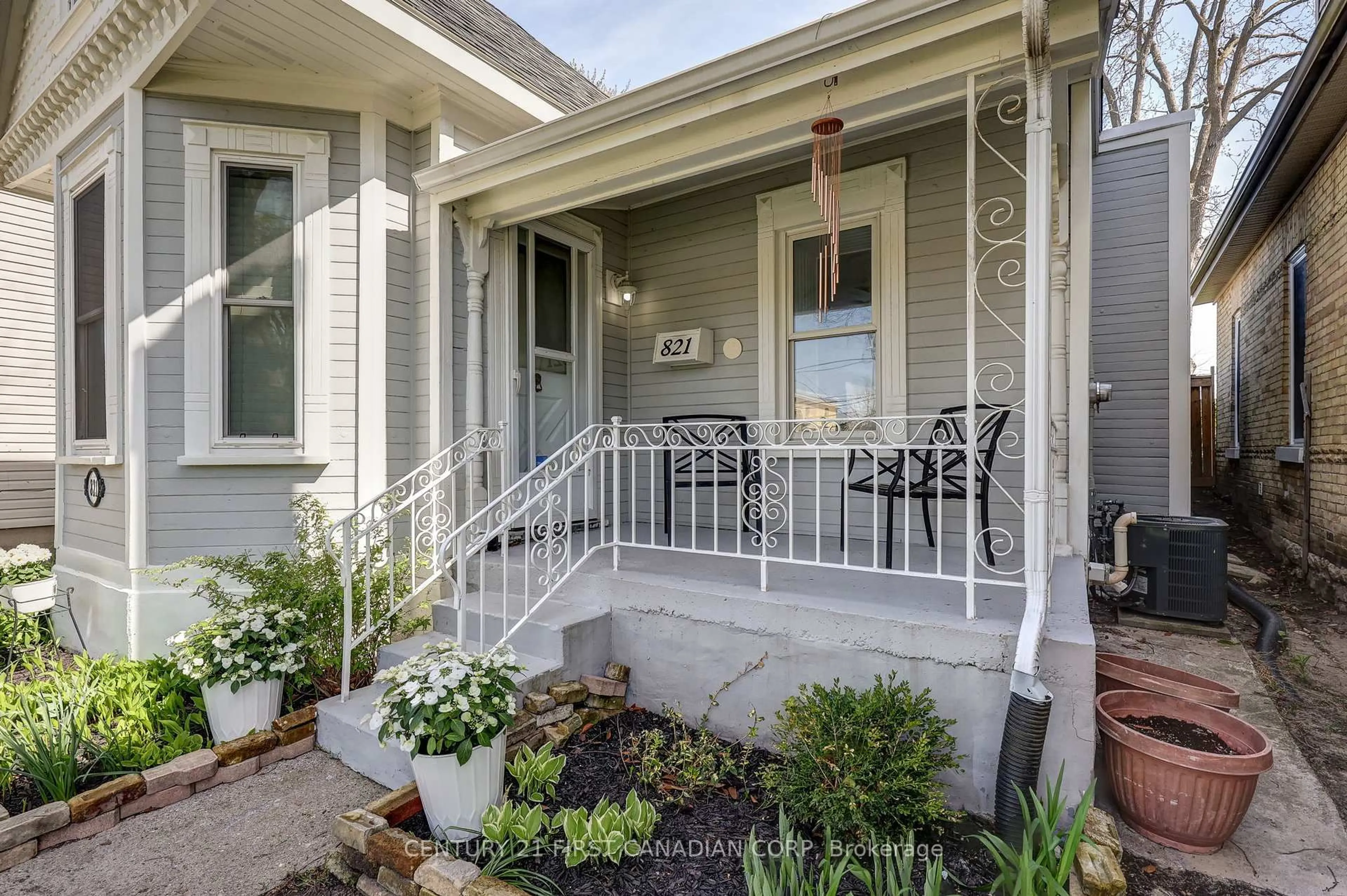 Unknown for 821 Queens Ave, London East Ontario N5W 3H7