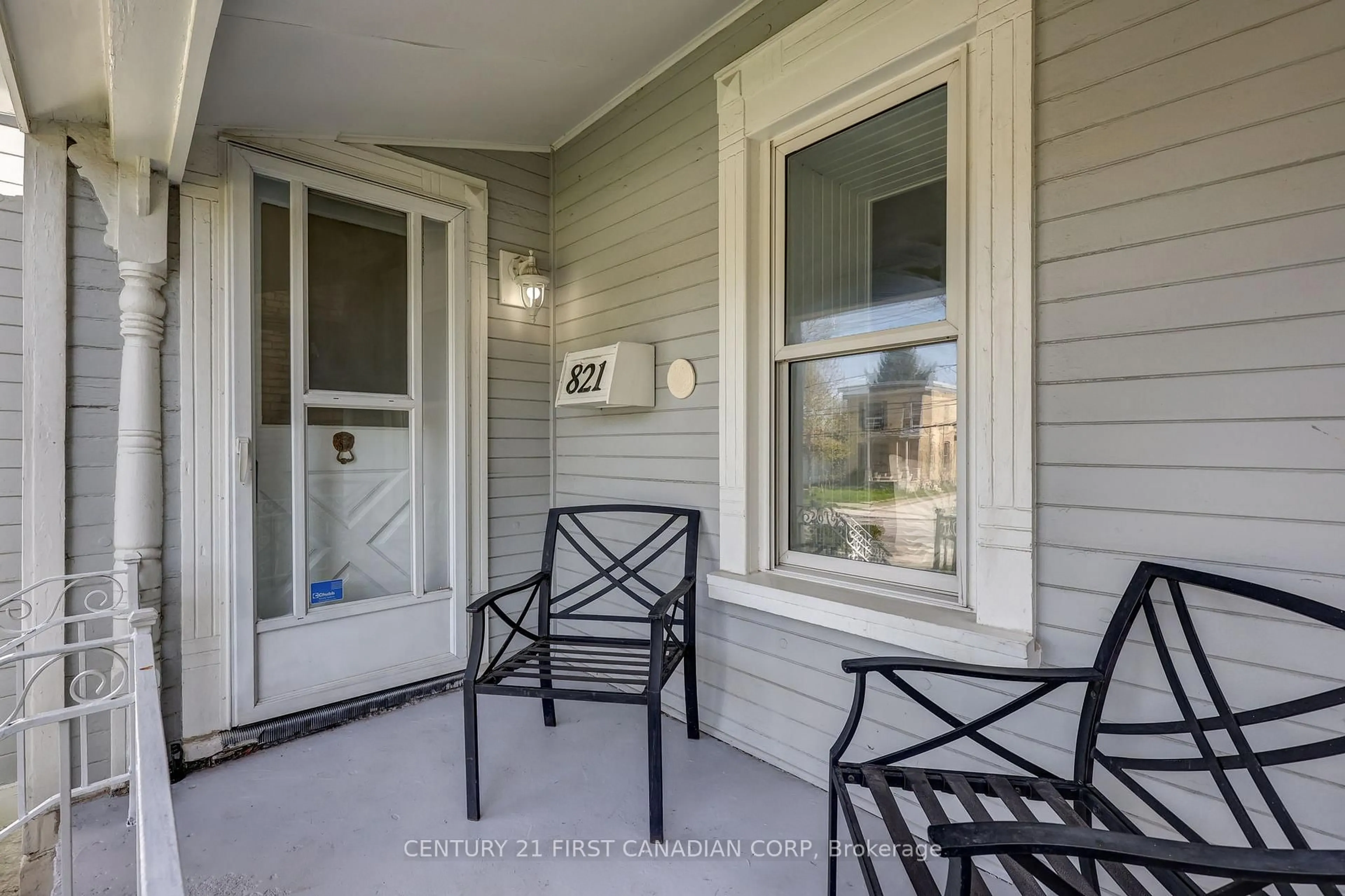 Patio, street for 821 Queens Ave, London East Ontario N5W 3H7